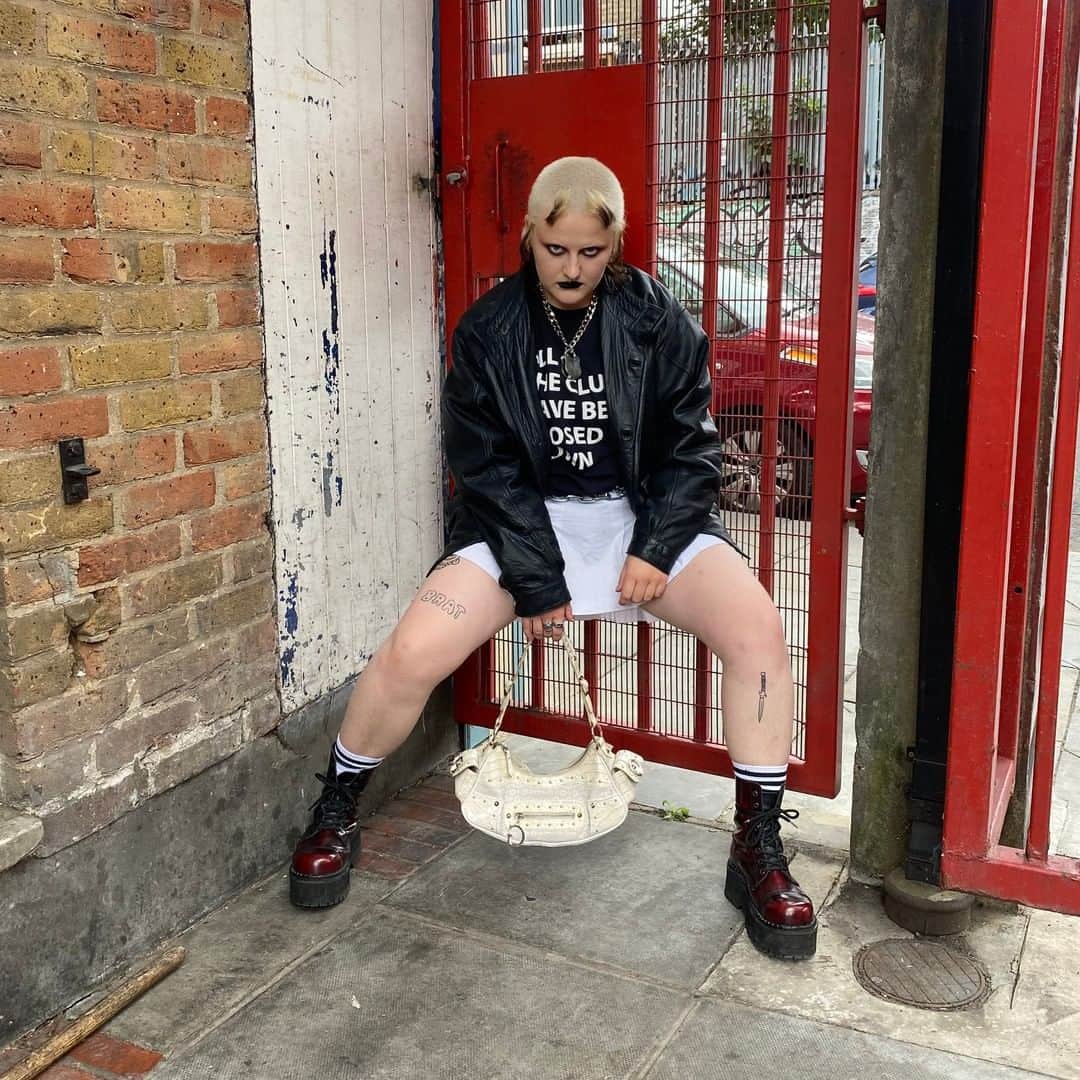 アンダーグラウンドのインスタグラム：「@mulletbabyy wears the Original Steel Cap Stormer boot. This option is in a luxury burgundy rub-off leather. The leather has a black top applied that is then removed in finishing to reveal the burgundy base but leaving traces of the black. Producing sensible quantities in small batches that guarantees high quality and sustainability.⁠ ⁠ The hairstylists are back at their studios so give them your support and especially the local and independents.⁠ ⁠ ⁠ ⁠ #UndergroundEngland #UndergroundShoes #Underground #SteelToe #SteelToeBoots #SteelCaps #SteelCapBoots #LaceUpBoots #algender #Comabtboots #militaryboots #grungeboots #Steelcapboots #steelcaps #combatboots #grungeboots #militaryboots #leatherboots」