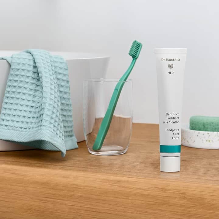 Dr. Hauschka Japan ドクターハウシュカのインスタグラム：「【マスクでこもる口元にも】⁠ 100％天然由来のミントの歯みがきペーストは、⁠ 低発泡タイプでしっかり口の中を確認しながら⁠ しっかりと磨けます。⁠ 穏やかでピリピリしない使い心地ながら、⁠ 口臭をケアしてお口をすっきりと保ちます。⁠ .⁠ .⁠ 吸収しやすいお口の中に入れるものだからこそ、⁠ 自然由来のアイテムをおすすめいたします。⁠ .⁠ .⁠ ⁠⁠詳しくは公式ホームページへ⁠ →@drhauschkajapan⁠ .⁠ .⁠ #ドクターハウシュカ#オーガニックコスメ好きな人と繋がりたい#オーガニック好きな人と繋がりたい#オーガニック化粧品#Drハウシュカ#オーガニックコスメ#メンズケア#マウスウォッシュ#敏感肌#歯磨き粉#歯磨き粉マニア#敏感肌用#オーラルケア#オーガニック#オーガニックコスメ好きな人と繋がりたい#コスメキッチン#オーラルケアグッズ#歯磨き粉#オーガニックライフ#ナチュラルコスメ#口臭ケア#丁寧な暮らし#ユニセックス#おうちケア#サステナブル#サステナビリティ#ドイツコスメ#海外コスメ#ミント#オーラルケアグッズ⁠」