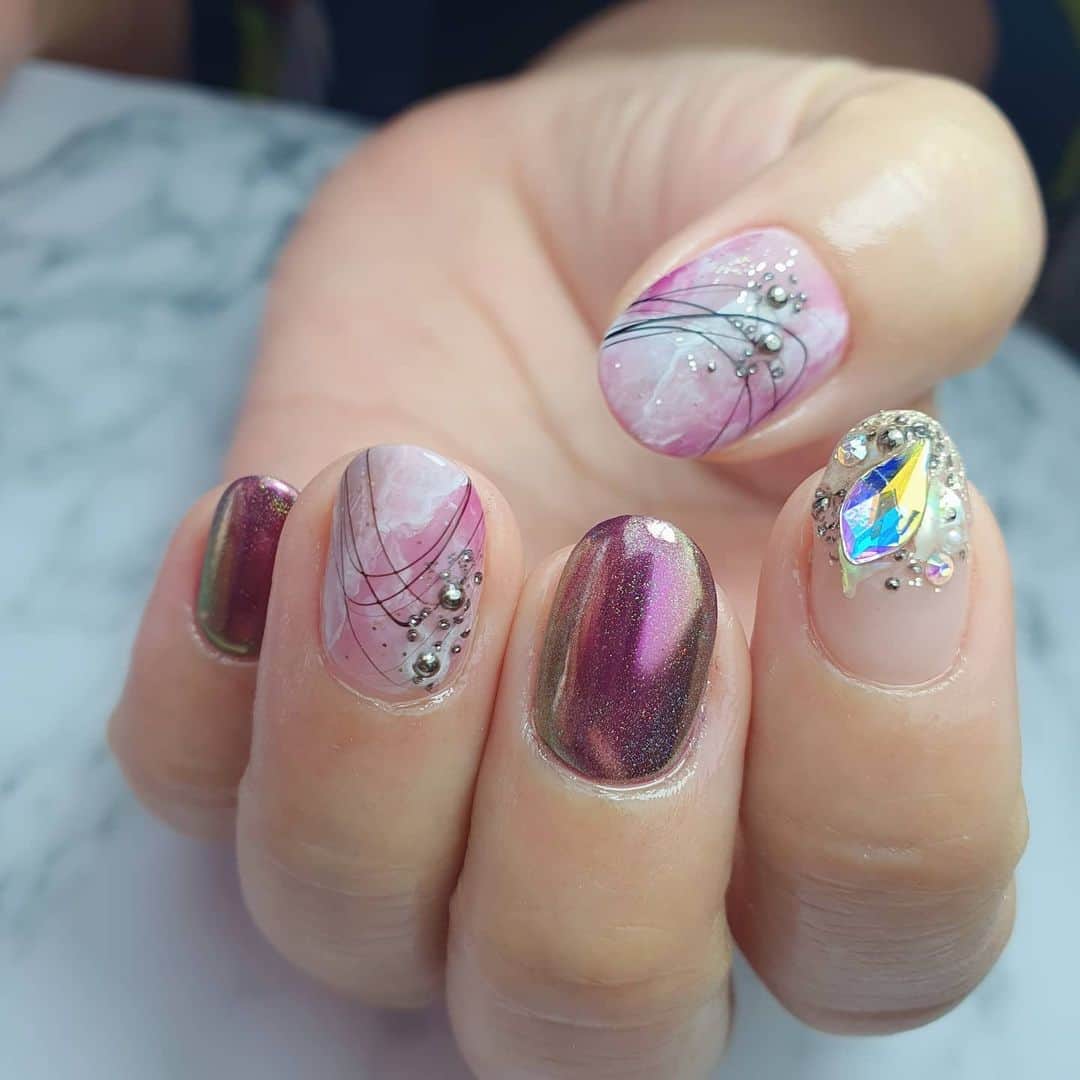 Yingさんのインスタグラム写真 - (YingInstagram)「Marble nails done with PREGEL Tulle Grege as the base, PREMDOLL #630, PREGEL Smoky Purple, #110 White and PREGEL Art Liner in White for the marbling, with a sprinkle of glitter using Diamond Bronze. Fine black lines done in seconds with Spider Gel in Black! Beautiful holographic chrome done with Meteor Shower in Pink over PREMDOLL #630.  Items can be purchased at @nailwonderlandsg 🤗 . . . 🛒 www.nailwonderland.com⁣⁣ 📍20A Penhas Road, Singapore 208184⁣⁣ (5 minutes walk from Lavender MRT)⁣⁣ .  I am currently only able to take bookings from my existing pool of customers. If I have slots available for new customers, I will post them on my IG stories. Thank you to everyone who likes my work 🙏 if you need your nails done, please consider booking other artists at @thenailartelier instead ❤  #ネイルデザイン  #ネイルアート #ネイル #ジェルネイル #nailart #네일아트 #pregel #プリジェル #nails #gelnails #sgnails」7月15日 21時02分 - nailartexpress
