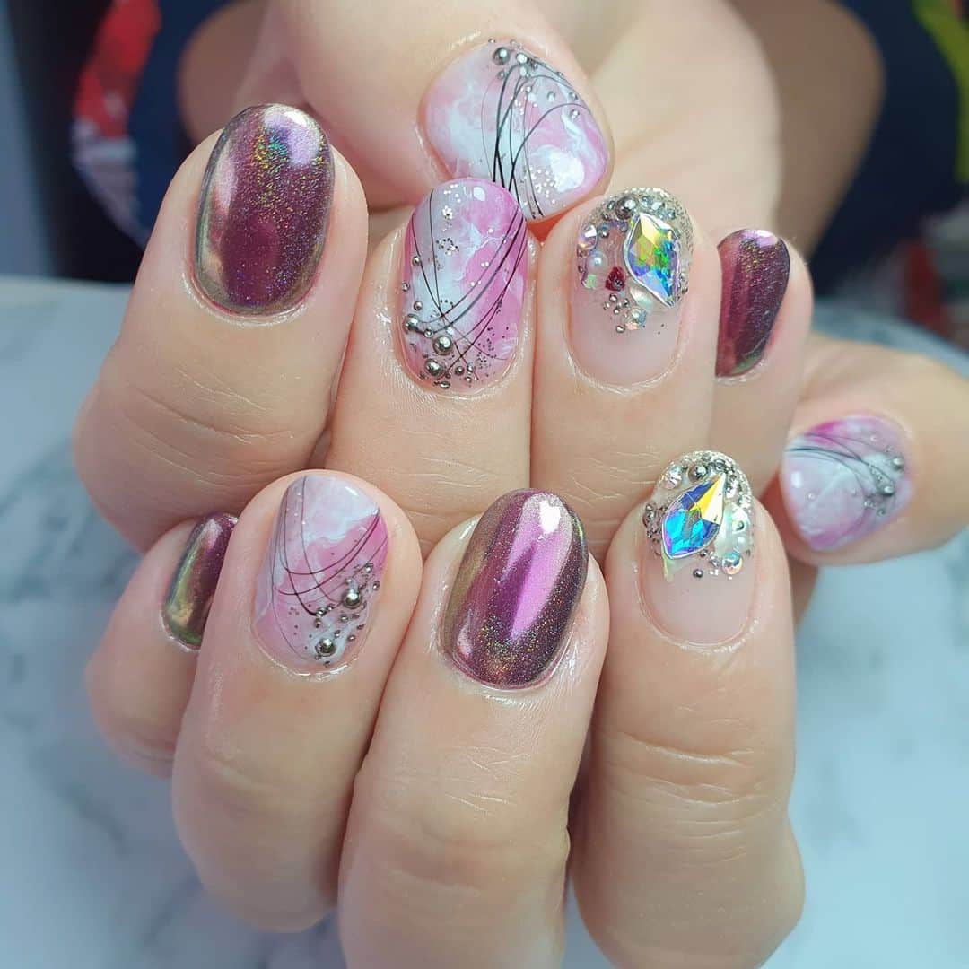 Yingさんのインスタグラム写真 - (YingInstagram)「Marble nails done with PREGEL Tulle Grege as the base, PREMDOLL #630, PREGEL Smoky Purple, #110 White and PREGEL Art Liner in White for the marbling, with a sprinkle of glitter using Diamond Bronze. Fine black lines done in seconds with Spider Gel in Black! Beautiful holographic chrome done with Meteor Shower in Pink over PREMDOLL #630.  Items can be purchased at @nailwonderlandsg 🤗 . . . 🛒 www.nailwonderland.com⁣⁣ 📍20A Penhas Road, Singapore 208184⁣⁣ (5 minutes walk from Lavender MRT)⁣⁣ .  I am currently only able to take bookings from my existing pool of customers. If I have slots available for new customers, I will post them on my IG stories. Thank you to everyone who likes my work 🙏 if you need your nails done, please consider booking other artists at @thenailartelier instead ❤  #ネイルデザイン  #ネイルアート #ネイル #ジェルネイル #nailart #네일아트 #pregel #プリジェル #nails #gelnails #sgnails」7月15日 21時02分 - nailartexpress