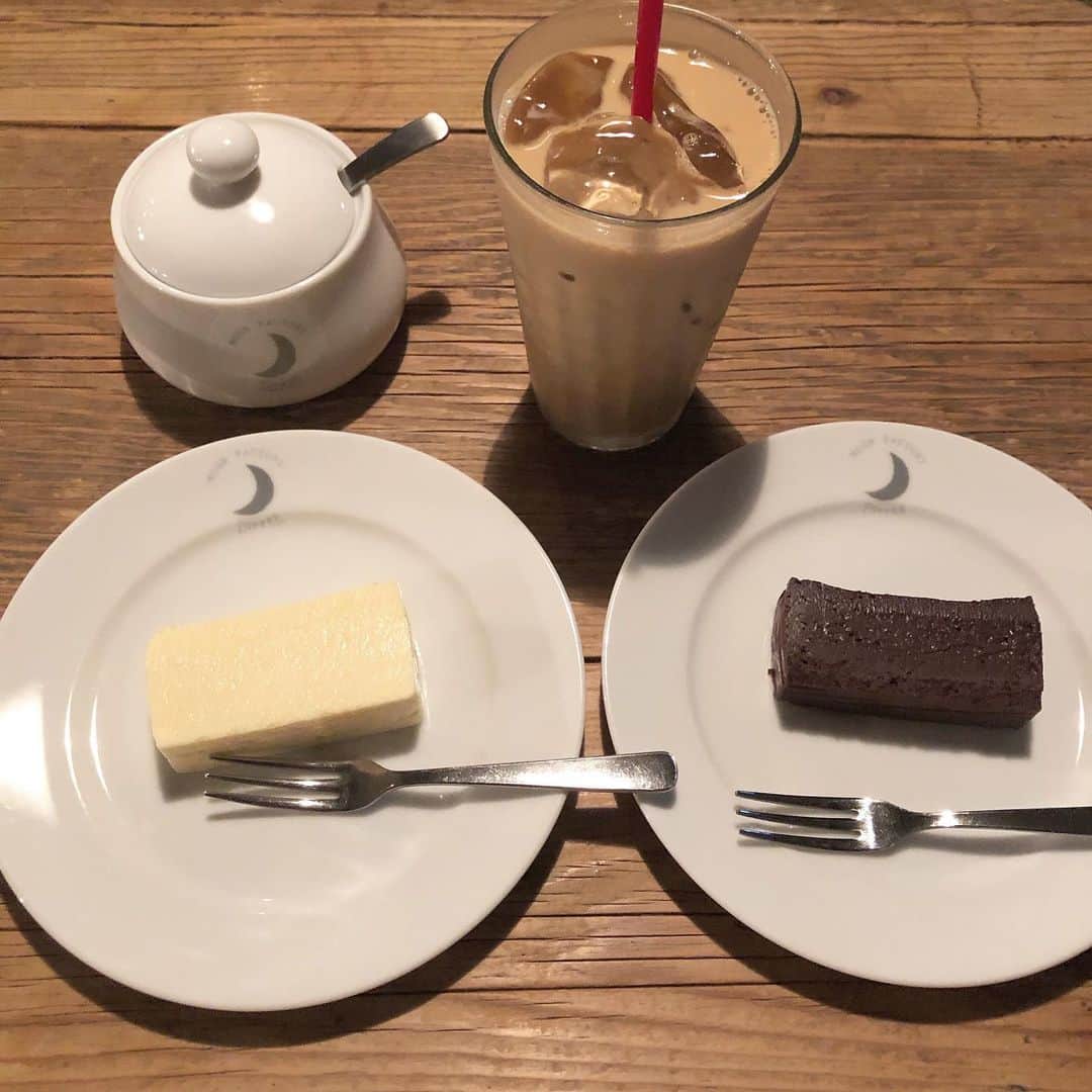 日下部美愛のインスタグラム：「カフェのケーキが美味しそうで選べず友達と別々のケーキ頼んで半分こしました カフェ大好きなんだ〜 #cafe #photo #japan #instagood #camera #instadaily #dailylook  #맞팔 #사진 #데일리 #데일리룩 #인스타사진」
