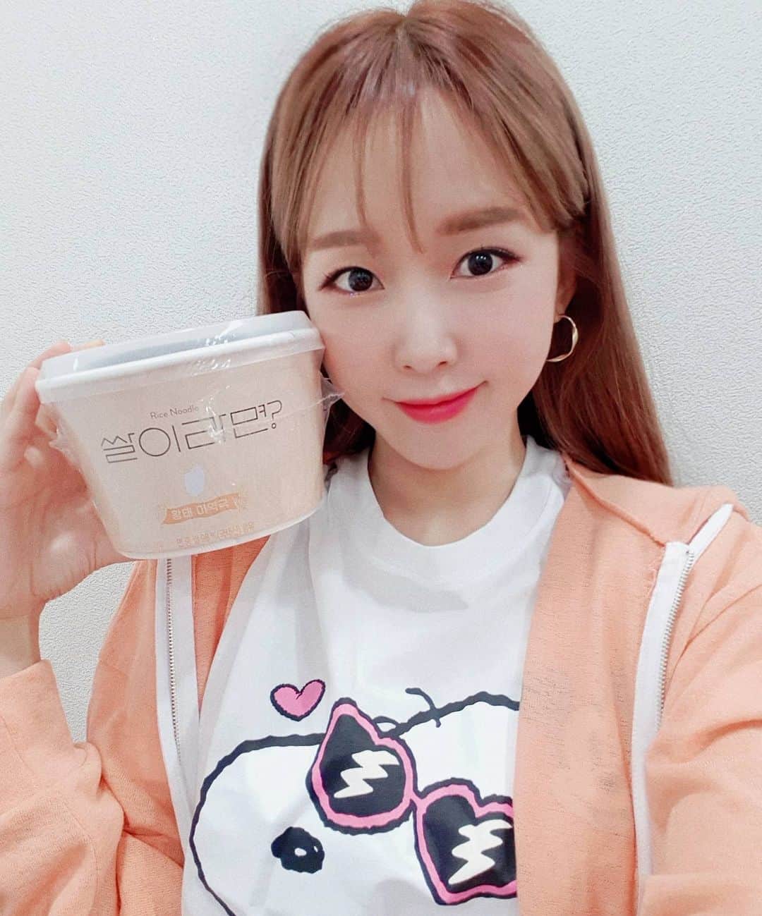 ウェイ さんのインスタグラム写真 - (ウェイ Instagram)「쌀이라면 다이어트 하면서 요긴하게 먹었는데 나만 먹을 수 있단 사실에 너무 슬펐단,,, 하지만 오늘 와디즈 에서 펀딩을 시작했어요!!  300칼로리대 글루텐프리 라면 이제 여러분도 드셔보세요🙂 밀가루0% 100%국내산 쌀로 만든라면!  현재 와디즈 1267% 돌파 실시간3위입니더😲🤭  https://www.wadiz.kr/web/campaign/detail/73221  #쌀이라면 황태미역국맛이라 완전 시원 해장용으로도 왕추천해요 아오 또먹고싶다 🙊 #와디즈 #wadiz」7月15日 21時09分 - baysunny