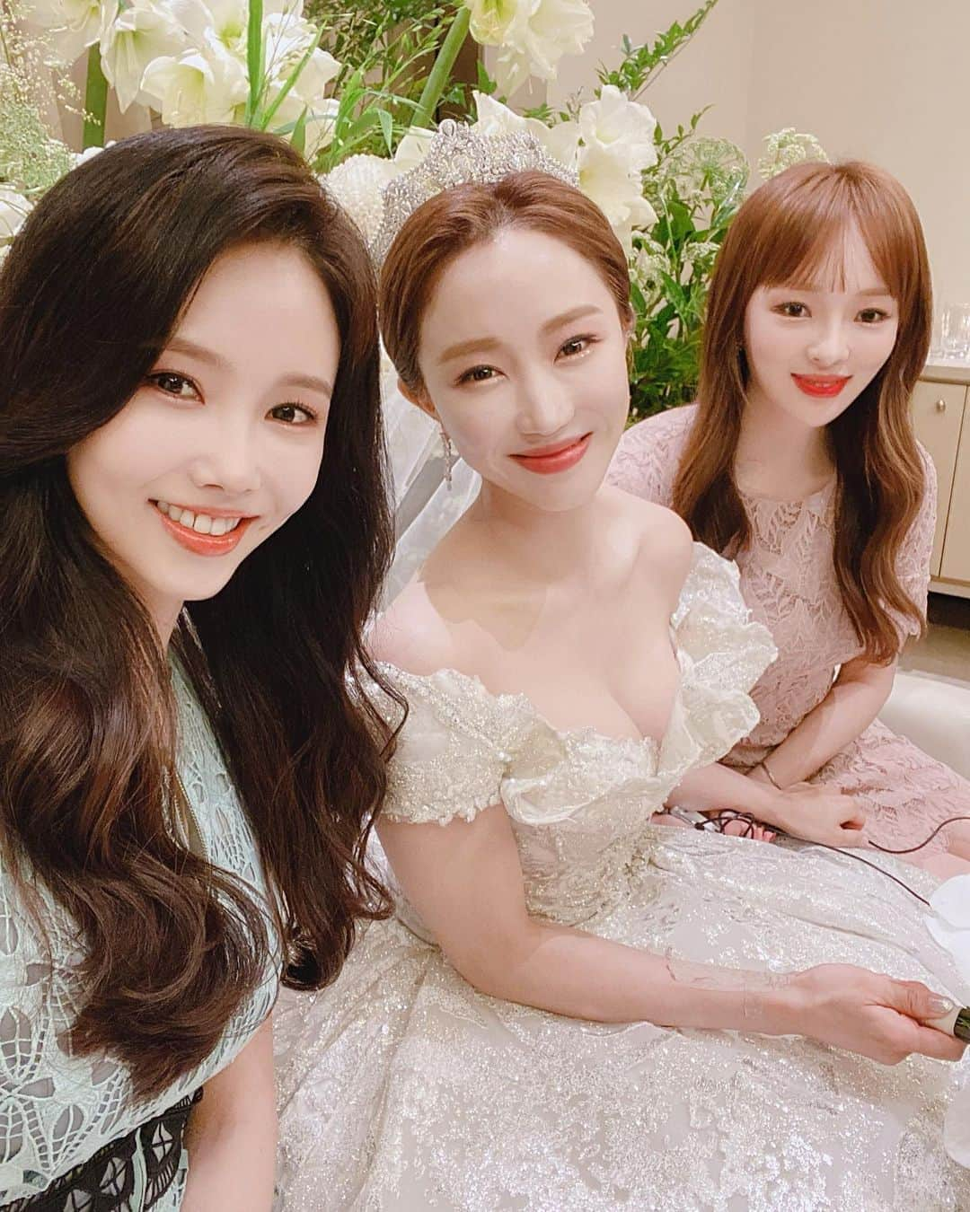 リンジのインスタグラム：「내가 사랑하는 우리 보라언니랑 멋있는 별이랑 다시한번 결혼 축하축하👰🏻💕 내 생일에 첫만남 시작해서 알아서 둘이 눈맞은 보석같은 커플🙈🙊 #행복하게오래오래사세요❤️#선데이#진보라#시집가는날#iluv」