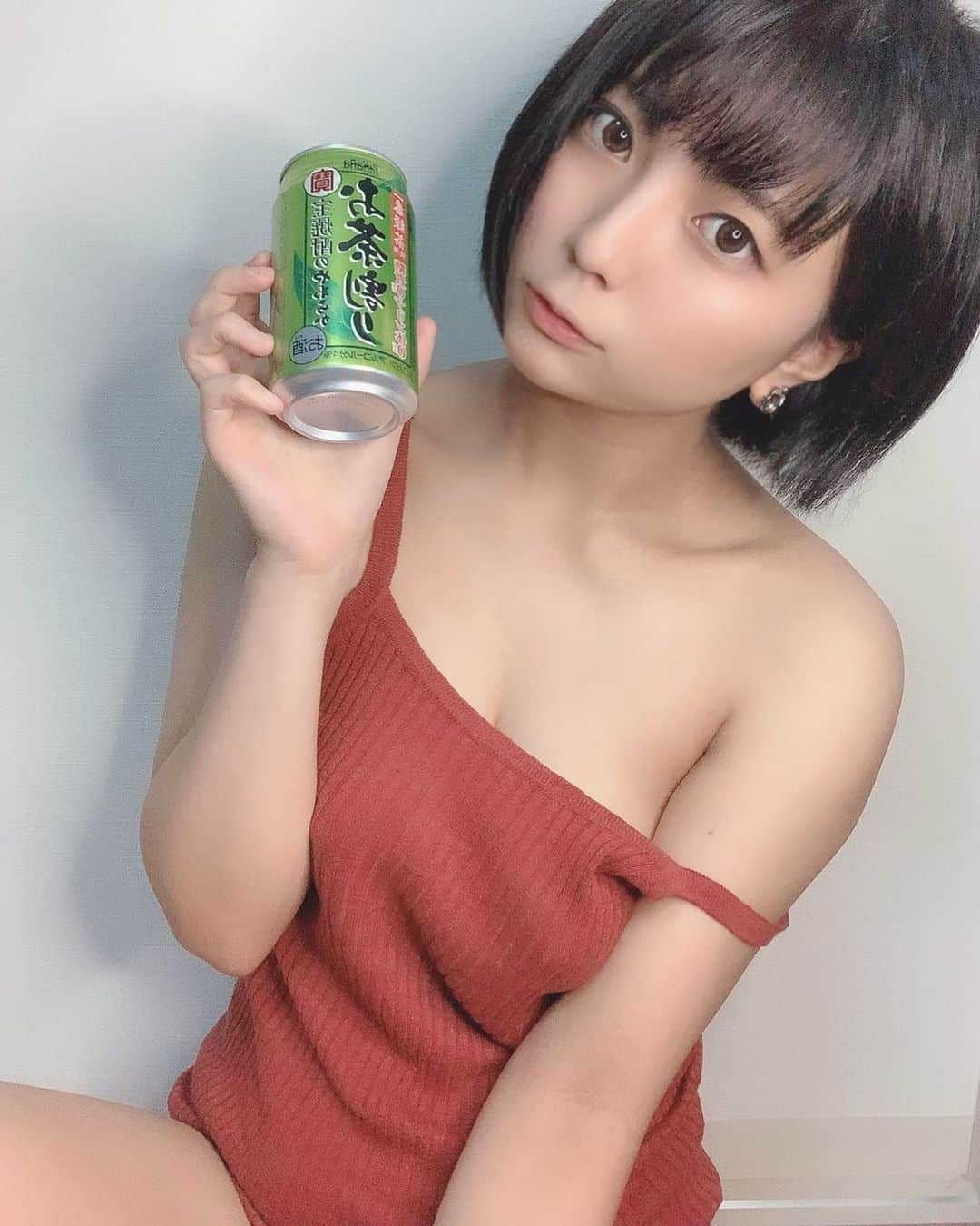 乃木蛍のインスタグラム：「乾杯しよ！ . cheers！ . . . #自撮り女子 #お酒好き女子 #セクシーアイドル#セクシー女優 #japanesegirl #Japanese #follow #selfie #selfiegirl #粉我 #お茶割りがお好き」