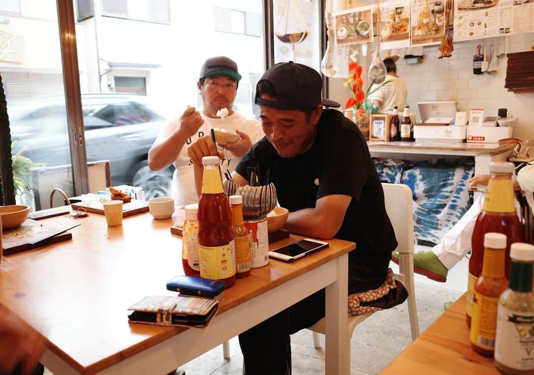 佐々木明さんのインスタグラム写真 - (佐々木明Instagram)「【Kamakura】 我々の食卓化。坂ノ下アイスキッチン。クッパッポンカレーが好きです。 そしてここの社長は米がよく似合う🍚  #こう見えてミーティング #坂ノ下アイスキッチン  #鎌倉」7月15日 21時11分 - akiraexploring