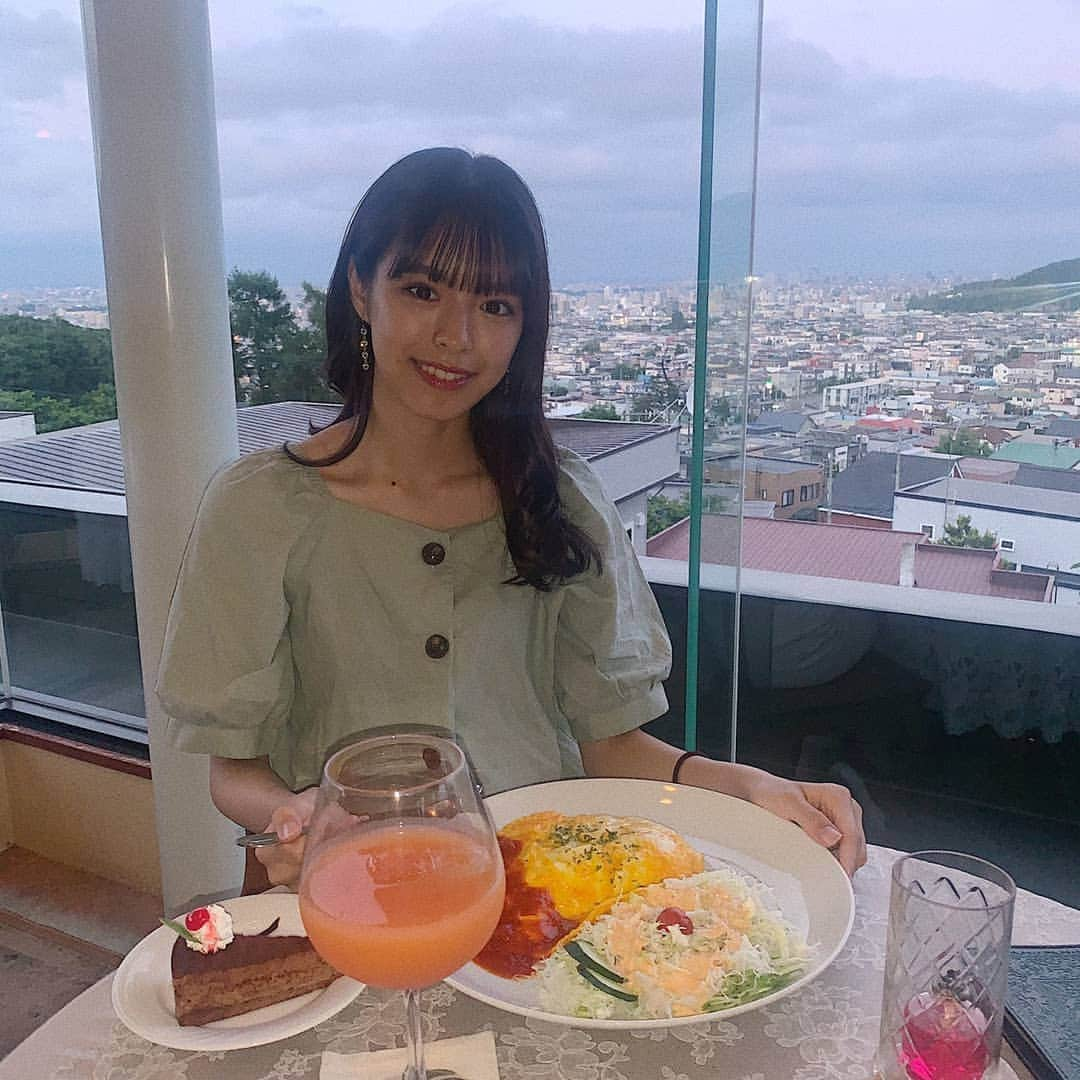 檜山奈南果のインスタグラム：「. また久しぶりになっちゃった、、 今日は夜ご飯食べに行きました🕊 写真は明るいけど夜景もみえたんだ〜🖤 . #instagood#instalike#l4l」