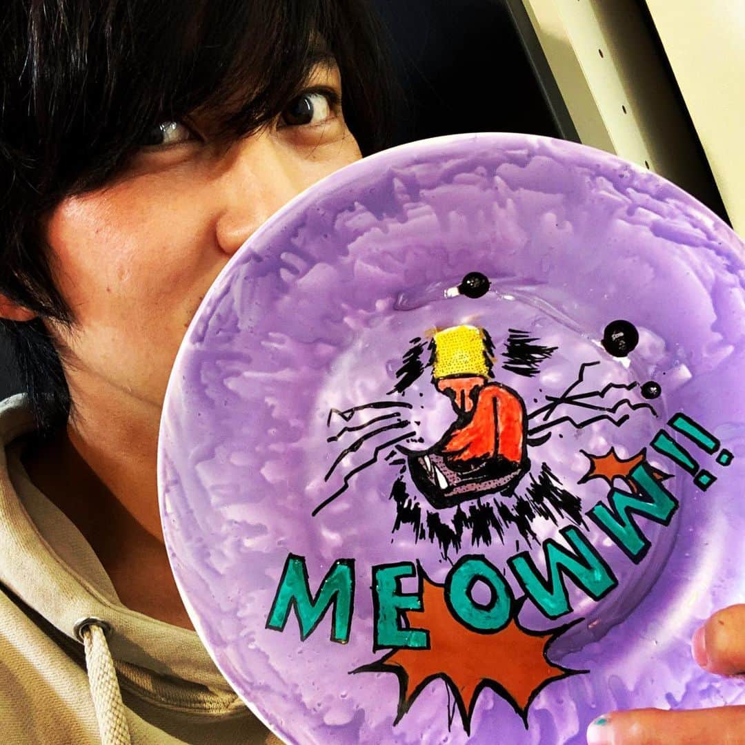 佐野岳さんのインスタグラム写真 - (佐野岳Instagram)「ファンの方から頂いた陶器に描ける画材を使って、オリジナルディッシュを作ってみました！  ご飯に使うの勿体ないので飾ろうかな…  #落書き　#イラス　#絵」7月15日 21時23分 - gaku_sano_09