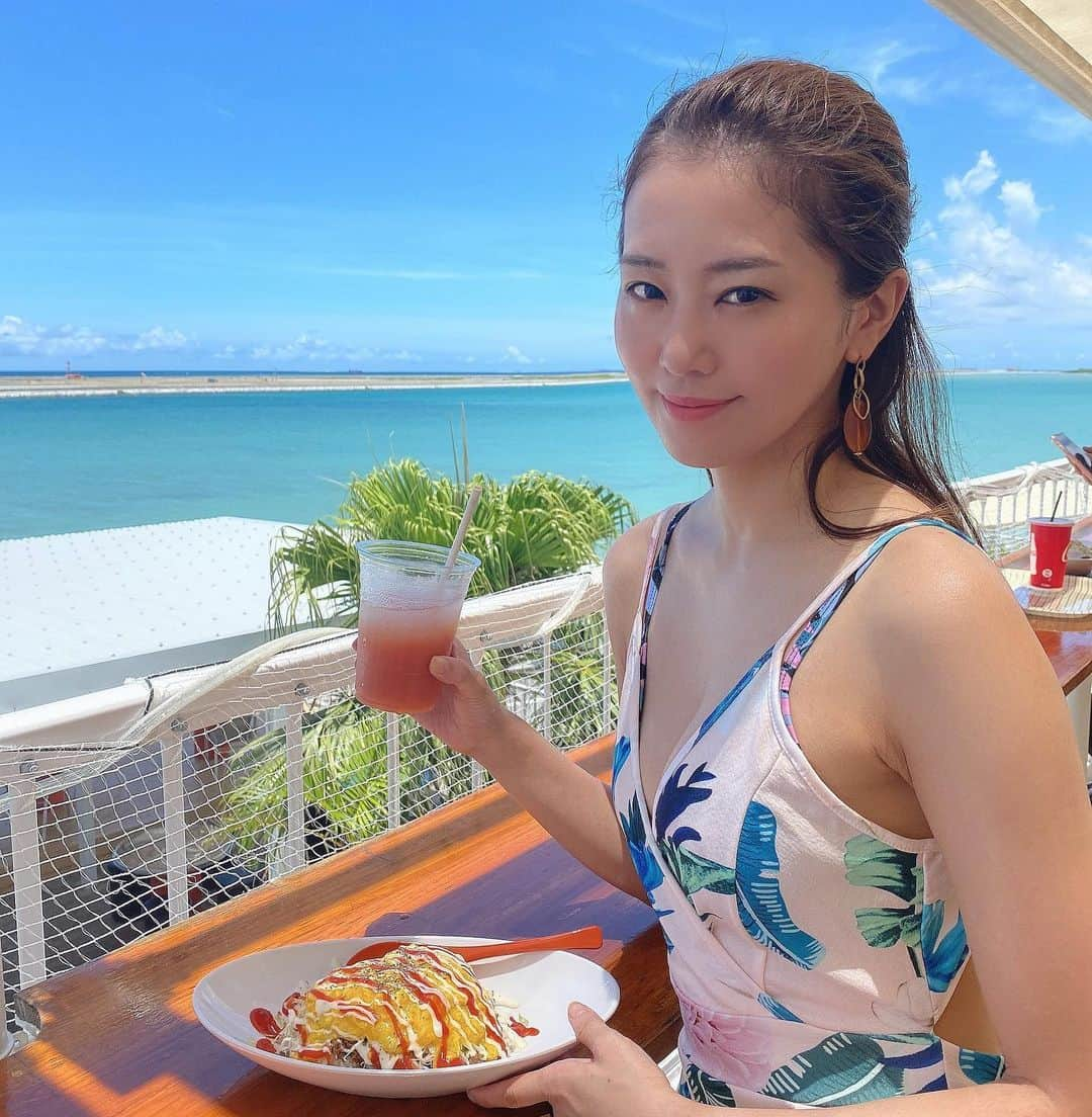 佐野真彩さんのインスタグラム写真 - (佐野真彩Instagram)「初めていった　#ウミカジテラス　🏝﻿ こんな素敵なところがあるなんて知らなかったよ😲﻿ ﻿ 綺麗すぎる海をみながら美味しいタコライス🍳﻿ 最近辛みブームがきているので、少しだけ辛いレベルをあげて注文してみました☺️🌶﻿ 美味しかったなぁ﻿ ﻿ ﻿ リフレッシュ出来てよい旅になりました！！ ﻿ ﻿ オールインワン▷ @esutoreja  ﻿ ﻿ #瀬長島ウミカジテラス　#okinawa #沖縄　#沖縄観光　#沖縄グルメ　#夏　#タコライス　#estoreja #ニコちゃんバック　#オールインワン　#リゾートコーデ　#眩しい太陽　#きじむなあ」7月15日 21時19分 - sano.maya