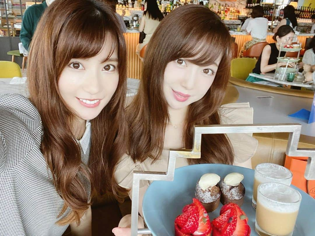 中川杏奈さんのインスタグラム写真 - (中川杏奈Instagram)「コロナで中々会えず… 先日やっと会えた学生時代からのお友達😻✨ 5ヶ月前のお誕生日をお祝いしてもらいました😹🎂 次いつ会えるかわからないので、私も早めのプレゼント渡したよ♡ 可愛いお皿もらいました😻 食器好きなので嬉しい☺️✨ ありがとう♡ 話す時間が足りなかったー🥶 : #bills銀座 #アフタヌーンティー  #銀座カフェ」7月15日 21時19分 - annanakagawa0228