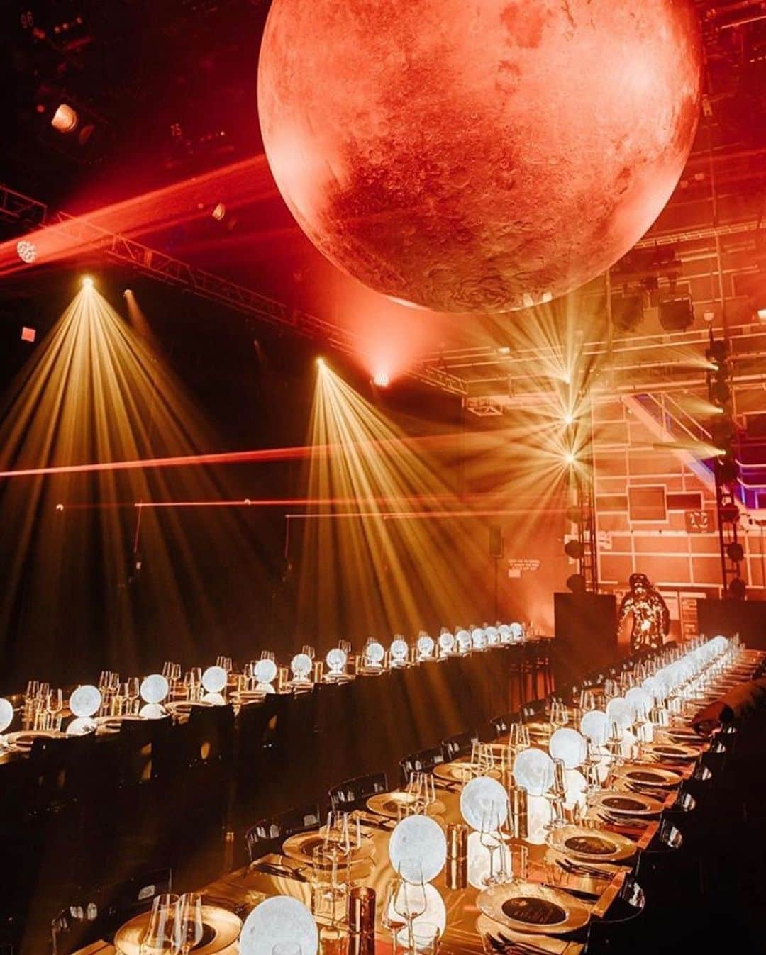 Jessica Garland-Blakeさんのインスタグラム写真 - (Jessica Garland-BlakeInstagram)「On a deep dive through my photos today and found these from just over a year ago. We worked on this dinner to celebrate the moon landing for @omega 🌑 @fionaleahydesign」7月16日 2時54分 - jessicagarlandblake