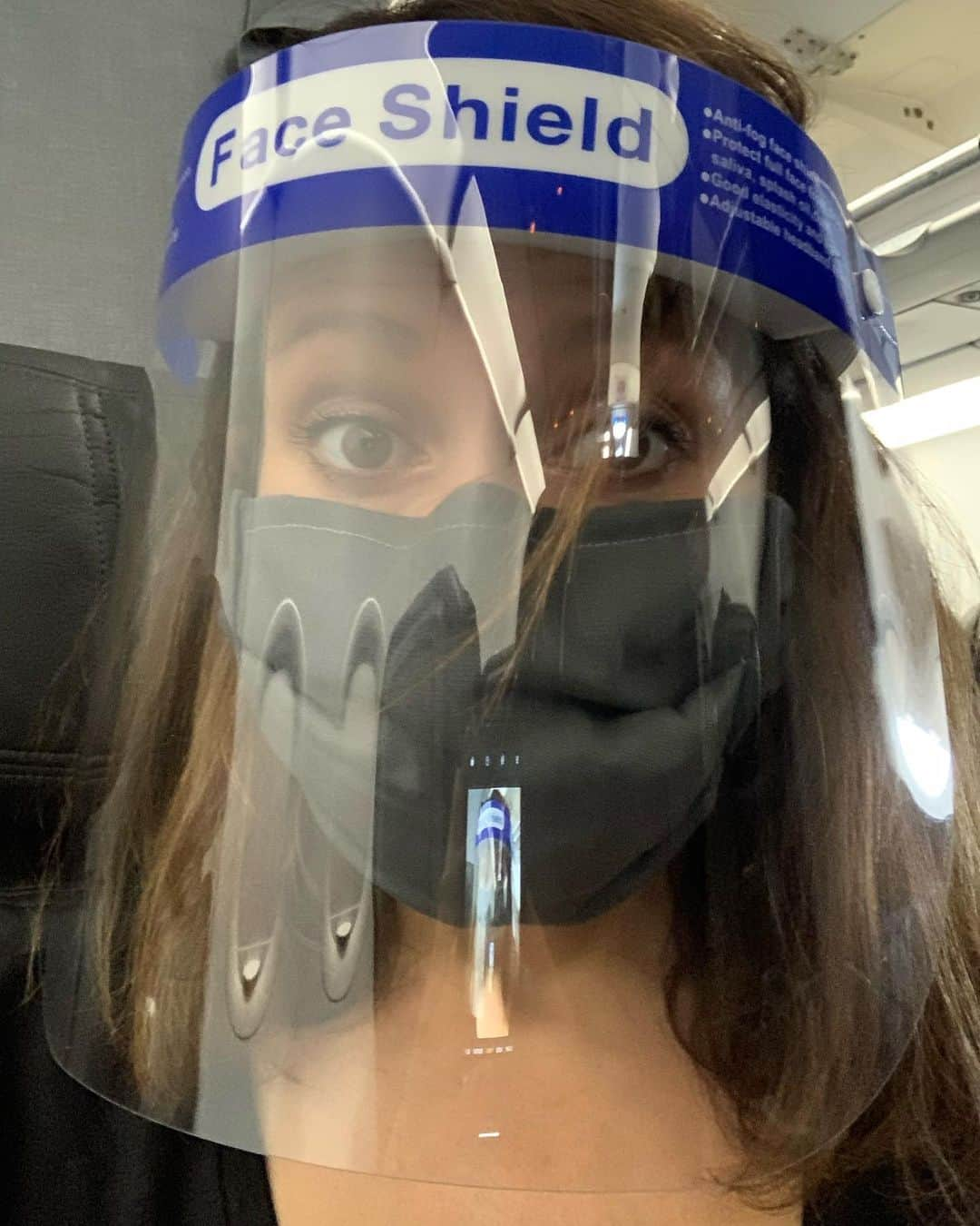 エミリー・スワローさんのインスタグラム写真 - (エミリー・スワローInstagram)「My new travel fashion.  SO grateful to the manufacturers of my face shield for labeling it “Face Shield” in case I suddenly panic and forget what is SHIELDING my FACE. 🤦🏻‍♀️ (@amygumenick, now we have more to add to our #travelchic collection) * * * #redundantlyredundant #travelchic #covidbegone #frequentflyer #faceshield」7月16日 2時47分 - bigeswallz