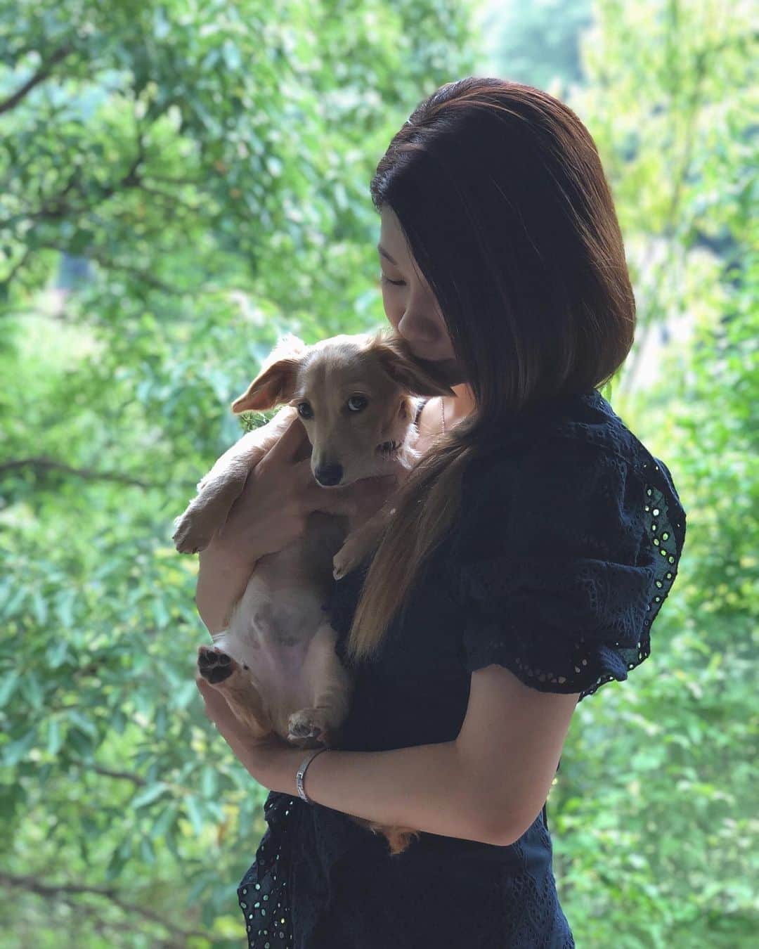 野田あず沙のインスタグラム：「🐕🌿﻿ ﻿ ﻿ レイを抱きしめると確かに心臓の音が伝わってくる。﻿ ﻿ 温かくて愛おしい💓﻿ ﻿ ﻿ ﻿ 今日YouTubeに動画をアップしました。﻿ ﻿ 是非最後まで見ていただきたいです。﻿ ﻿ ﻿ ﻿ ﻿ ﻿ もう悲しい選択をする人が二度と現れませんように。﻿ ﻿ ﻿ わたしの言葉でお話ししました。﻿ ﻿ ﻿ ﻿ ﻿ ﻿ ﻿ ﻿ ﻿ ﻿ #チワックス #バチェラー #バチェロレッテ #エクシブ湯河原離宮 #温泉 #温泉旅行 #YouTube #伝えたいこと」