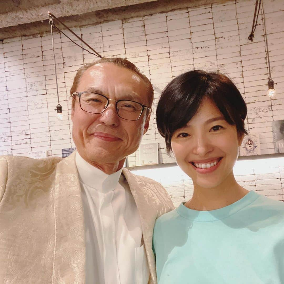 田中菜月さんのインスタグラム写真 - (田中菜月Instagram)「. 【このあと22:30ごろからインスタライブ】 念願のアダムタッチ💓  だいぶ昔にいつのまにか 置いてきてしまった 女であるということに  2週間前 パートナーシップのプロフェッショナル 惣士郎さんに 五感をひらいて 男性と向き合うことを教えていただき  そのとき、セクシャリティについては 天とつながり覚醒するまぐわい（極上のsex）を 伝えてるひとがいるとお聞きした。  その名は、アダム徳永さん。  今日、カフェで作業していたら  目の前に！  そのアダム徳永さんが登場！ （YouTubeで顔を拝見していました）  びっくりして、顎ガビーンとなり  トイレに駆け込み、呼吸を整え、これは、もう勇気を出すしかないと、自分会議をし、トイレから出ると、向こうからアダム徳永さんがこちらに来るではありませんか✨  勇気を出して話しかけました！  すると、めちゃくちゃ真摯に  わたしの話を聞いてくださり  導かれてるねって 奇跡のような出逢いだねって  そして、またドキドキしながらも 一緒にお写真いいですか？と、お聞きしたところ  アダム徳永さんと自撮りさせていただき わたしの肩に触れた手があったかくて 優しくて…  パートナーといつか アダム徳永さん直伝の 講習を受けにいきます❣️  たぶん、これは 何かのご縁ですね🧡  #アダム徳永 #アダムタッチ  #セクシャリティ #パートナーシップ #セックスレス #スローセックス #スローライフ」7月15日 21時26分 - natsuki_hakko