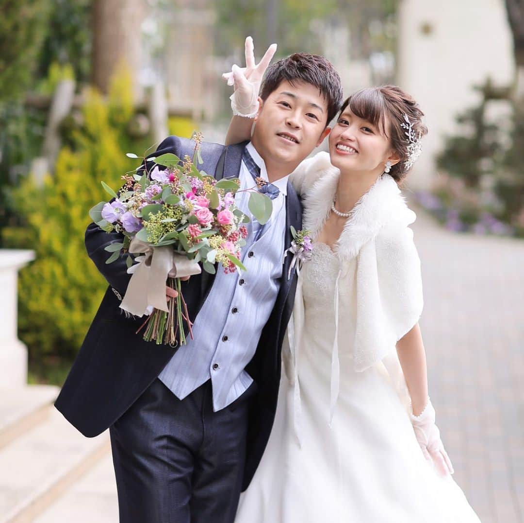 ベストブライダル公式さんのインスタグラム写真 - (ベストブライダル公式Instagram)「結婚式では改めてご両親へ感謝を伝えるお手紙を。育ててくれてありがとう。わがままばかりでごめんね。そして。。。「新しい家族になっても私はずっと二人の娘です」を伝えるために。 . . 今年１月に#横浜アートグレイスポートサイドヴィラ で#挙式 を挙げられた#先輩花嫁 さまの#披露宴 をご紹介🤗 . . お二人はご両親へ、産まれた日から挙式日までの日数が書かれた感謝状の贈り物を。 こんなに長い時間みまもって育ててくれた事を思い浮かべると、目頭が熱くなっちゃいますね。ご両親への感謝の気持ちで胸がいっぱいに。。。 . . 「お二人のようないつまでも仲の良い家族をめざします」「これからもみんなで飲みにいこうね」感謝状の中身からご家族の仲の良さが伝わってきてほっこりします💗 . . ありがとうはいつも伝える言葉だけど、改めて文字にして言葉に出すのは結婚式ならでは。お子様も見入ってしまうほどに伝わるものがありますよね♪ . . #bestbridal#ベストブライダル#たくさんのLOVEを届けよう#たくLOVE#bb花嫁#プレ花嫁#ウェディング#ブライダル#花嫁会#花嫁#結婚式準備#2018秋婚#2018冬婚#2019春婚#横浜プレ花嫁#横浜花嫁#横浜アートグレイス#アートグレイス#ag花嫁#ウェディングニュース#全国のプレ花嫁さんと繋がりたい#日本中のプレ花嫁さんと繋がりたい」7月15日 21時26分 - bestbridal.jp