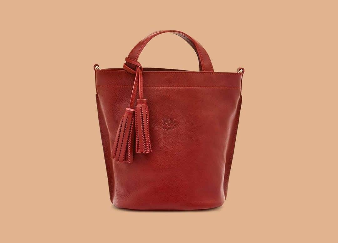 イルビゾンテのインスタグラム：「Summer or fall? Choose a bag that works for both. ☆ #ilbisonte #madeintuscany #leatherbag」