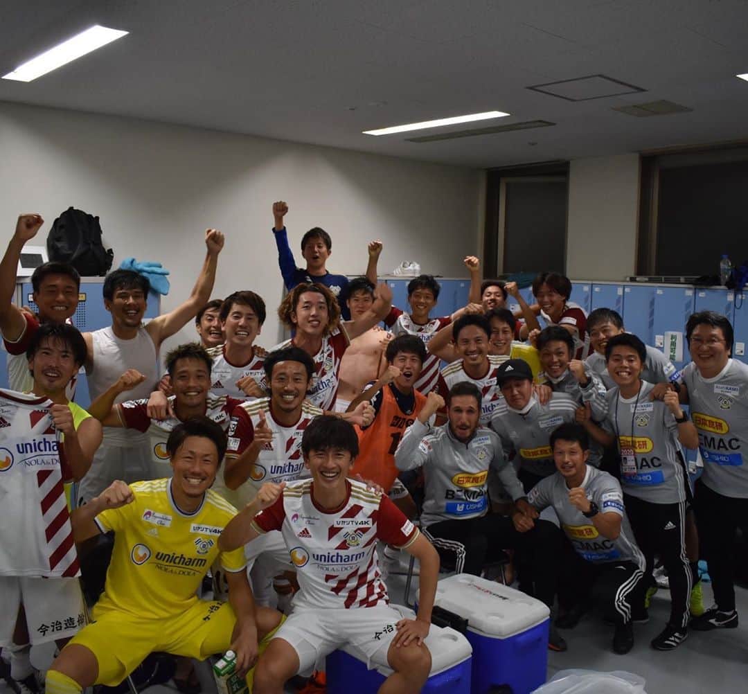 橋本英郎のインスタグラム：「【Ｊリーグ初勝利】歴史的な一勝！！  ようやく勝利！  みんなの笑顔が弾けました！！  感謝、感謝。  #fc今治  #jリーグ  #初勝利」