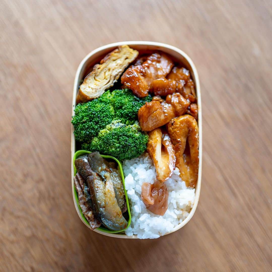 のインスタグラム：「今日の弁当。甘めの自家製タレで照り焼きに。」