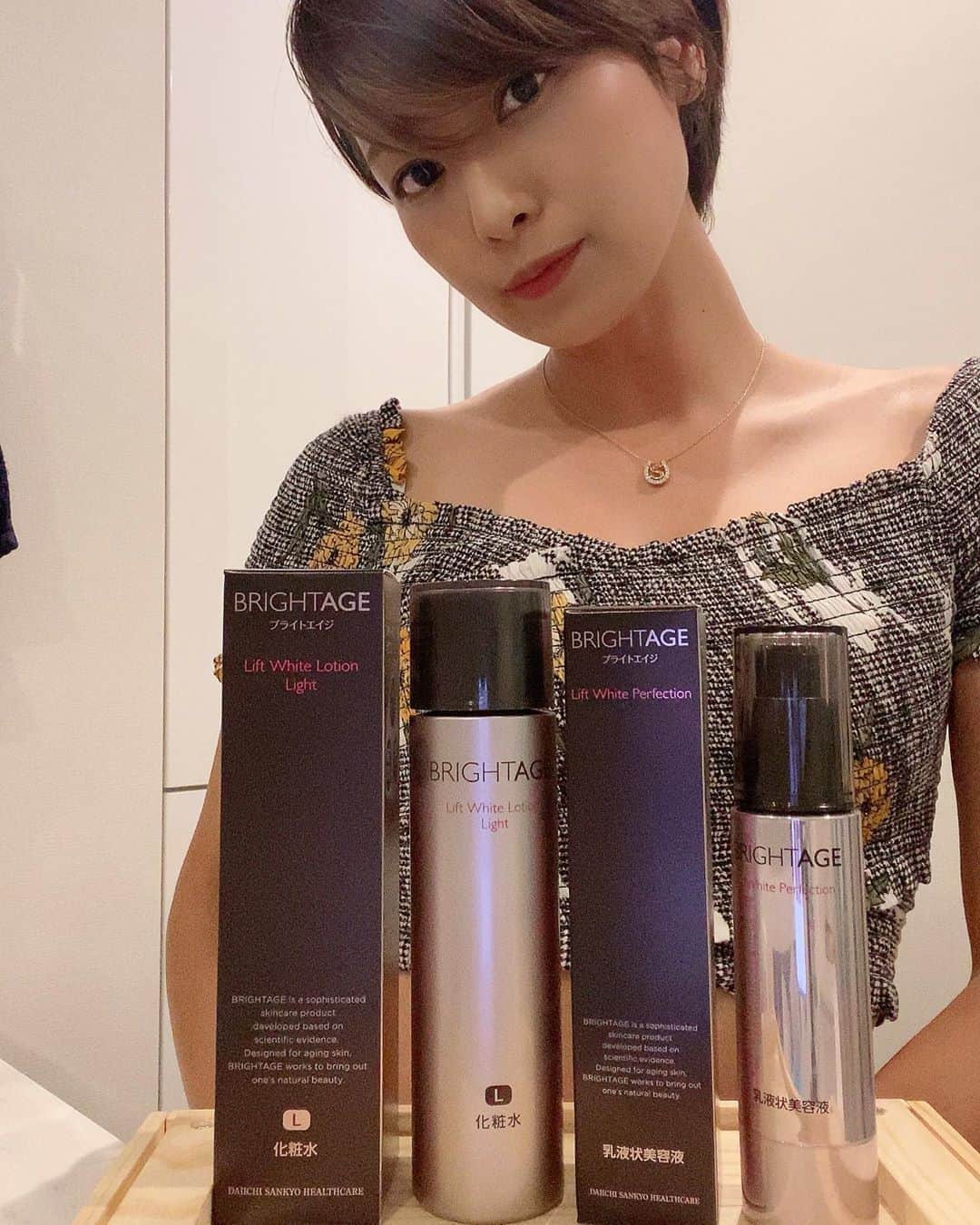 彩海のインスタグラム：「.﻿﻿﻿﻿﻿ .﻿﻿﻿﻿﻿ 最近のスタメンスキンケア！﻿﻿﻿﻿﻿ ﻿﻿﻿ 🧴化粧水﻿﻿﻿﻿﻿ [リフトホワイト ローション ライト]﻿﻿﻿﻿﻿ 🧴乳液状美容液﻿﻿﻿﻿﻿ [リフトホワイト パーフェクション]﻿﻿﻿﻿﻿ ﻿﻿﻿ ﻿﻿﻿ 使い始めてみたけど起きた時に感動！﻿﻿ ﻿﻿﻿ ﻿﻿化粧水のあとのケアは﻿﻿﻿ 乳液状美容液1品で完了できるから忙しくても2ステップのみ。﻿﻿﻿ 時短なのにしっかりケアできるところがお気にいりです。﻿﻿﻿ .﻿﻿﻿ ﻿﻿.﻿﻿﻿ 最近はネットショッピングばかりなので、通販購入可能な点も助かります〇﻿﻿﻿ ﻿﻿.﻿﻿﻿﻿﻿ .﻿﻿﻿﻿﻿ .﻿﻿﻿﻿﻿ .﻿﻿﻿﻿﻿ #ブライトエイジ #スキンケア #化粧水 #美容液 #うるおい倍返し @brightageworld #ブライトエイジ_PR」