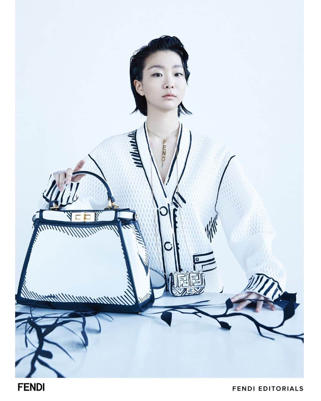 Fendiさんのインスタグラム写真 - (FendiInstagram)「All about accessories: finish your look with a signature piece from the #FendiCaliforniaSky collection, spotted in @wkorea. #FendiEditorials #CaliforniaSky #FendiPreFall20 #editorial #mayissue」7月15日 21時48分 - fendi