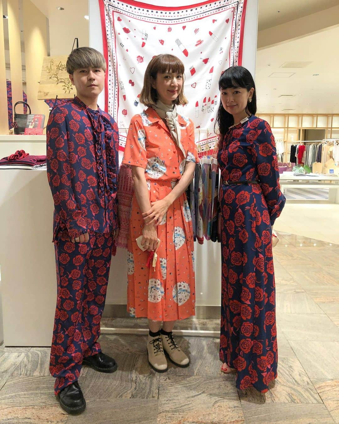 SHOKOさんのインスタグラム写真 - (SHOKOInstagram)「今日から始まった【 @sforshoko x @lucyandmatilda ポップアップショップ伊勢丹新宿】初日✨ 私も朝イチに行ってきました。このような世の中の状況のなか、遠方からも会いにお越しくださったお客様方、本当にありがとうございました。お話して私も元気をいただきました❣️ ブランド5周年アイテム、Lucy&Matilda.のヴィンテージジュエリー、コラボ商品、お洋服やスカーフ。色々アイテムを揃えて、可愛いスタッフの皆がS for Shokoをご紹介させていただきますので、お立ち寄りの際はお気軽にお声掛けくださいね🌹 ※写真撮影のためにマスクを外しましたが、ずっとマスク着用で、距離を保って接客させて頂いております。」7月15日 21時41分 - shoko_london