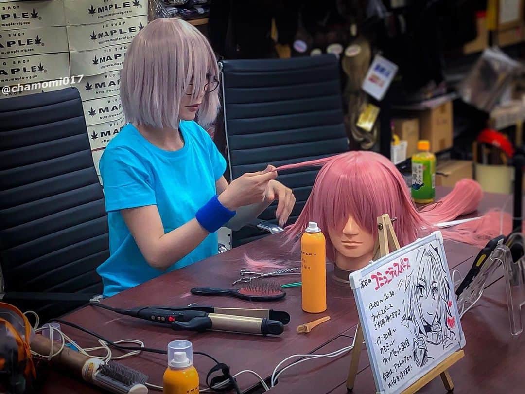 のインスタグラム：「‎メイプル一日店長イベントご予約は ‎【7月15日（水） 00:00から】 ‎メールにて参加受付中です📩  ‎よろしくお願いします٩( 'ω' )و  ‎WIG SHOP-MAPLE ⁦‪@MAPLE_WIG‬⁩  ‎日時▶︎2020年7月24日(金・祝)池袋店 ‎1日店長＆ウィッグセット配信 ‎⁦‪#MAPLEウィッグ‬⁩ ⁦‪#カモミールキャス‬⁩  https://twitter.com/chamomi017/status/1283238000655138816?s=21  #コスプレ #コスプレイヤー  #コスプレ女子  #cosplay #cosplayer  #cosplaygirl  #event #ikebukuro  #池袋 #wigshopmaple  #ウィッグショップメイプル #ウィッグショップmaple  #ウィッグショップメイプル #MAPLEウィッグ #カモミール #1日店長  #コスプレイヤーカモミール #一日店長イベント  #よろしくお願いします  #chamomile #chamomilecosplay  #cosplayerchamomile #gamer #japan #マスク必須 #手洗い #アルコール除菌  #よろしく #三密避けて  #参加  https://twitter.com/chamomi017/status/1282543225027215360?s=21  【日時】 2020年7月24日(金・祝) 13:00～16:00  ※事前に時間別のWeb整理券を 発券致します。 整理券のお申し込みが多い場合は、 スタート時間を11:00か12:00に させて頂きます。  ★同日の夕方にウィッグカット配信あり！ 17:00～18:30  カモミールさんのウィッグカットを ご覧頂けます。 ツイキャスにて配信予定です。 現地観覧席は予約制とさせて頂きます。  。  【整理券ご予約方法】 メールでご予約頂けます。  ご予約期間 2020年7月15日（水）00:00 ～7月21日（水）23:59  ※ご予約が多い場合は、ご予約期間を 早期終了する場合がございます。  メールアドレス ikebukuro@maple-wig.com  タイトル 「カモミール1日店長予約希望」 とご記入ください  本文 下記の内容をコピーペーストして ご記入ください。  【お名前】  【お電話番号】  【ご住所】  【ニックネーム（ある場合）】  【希望時間（ある場合）】 整理券はいずれも3種類の時間に 区切らせて頂きます。 13:00～14:00 14:00～15:00 15:00～16:00 （ご予約人数が多い場合、 11:00～12:00、12:00～13:00の枠を 追加させて頂く場合がございます）  ⚠️無い場合は「無し」とご記入ください  【整理券の種類】 撮影整理券 or プレミアム整理券 ご希望の方を残して片方を削除して下さい  【ご希望商品（プレミアムの方のみ）】 カモミールにプレゼントウィッグもOKです 今後カモミールがコスプレしたいキャラの 欲しいウィッグ一覧はブログの後半に 載せたので参考にしてください🙏  【備考欄】  MAPLE池袋店から、返信にて 整理券を発行させて頂きます。  https://twitter.com/maple_wig/status/1283360666317815808?s=21  プレミアム整理券 満席になりました‼️ ありがとうございます‼️  【池袋店 カモミールさん1日店長】 ご質問・ご希望につき 撮影整理券を 🌼お一人様 複数枚ご予約OK🌼 とさせて頂きます。  ※同じ時間帯の整理券の複数枚ご予約は無効です。 ※撮影整理券1枚でも、お買い上げ金額により複数回撮影は可能です。 複数回ご来店したい方向けのご案内となります。」