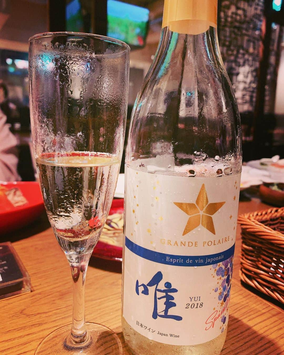 千代田唯さんのインスタグラム写真 - (千代田唯Instagram)「グランポレール唯2018🍾 ・ 唯ワイン✨私と漢字も一緒です🙋‍♀️💗 ずっと飲んでみたくてミスワインのファイナリストと一緒に美味しく頂きました！ ・ 微発砲で爽やか✨ 飲みやすくて ワインを普段飲まない人でもたのしめると思います😊✨ ・ 1杯目の乾杯にピッタリなワインです🍷 やっぱり夏はスパークリングが飲みたい💛  #グランポレール #唯 #日本ワイン #ミスワイン #ミスワイン2019 #ワインエキスパート #ワイン好き#ワイン好きな人と繋がりたい#白ワイン#ワイン#ワインのある暮らし#ワインのお供#ワインスタグラム #お酒 #wine#japanwine#instawine #winelover #winestagram #wineteller #winewinewine #instawine」7月15日 21時46分 - chiyodayui0920