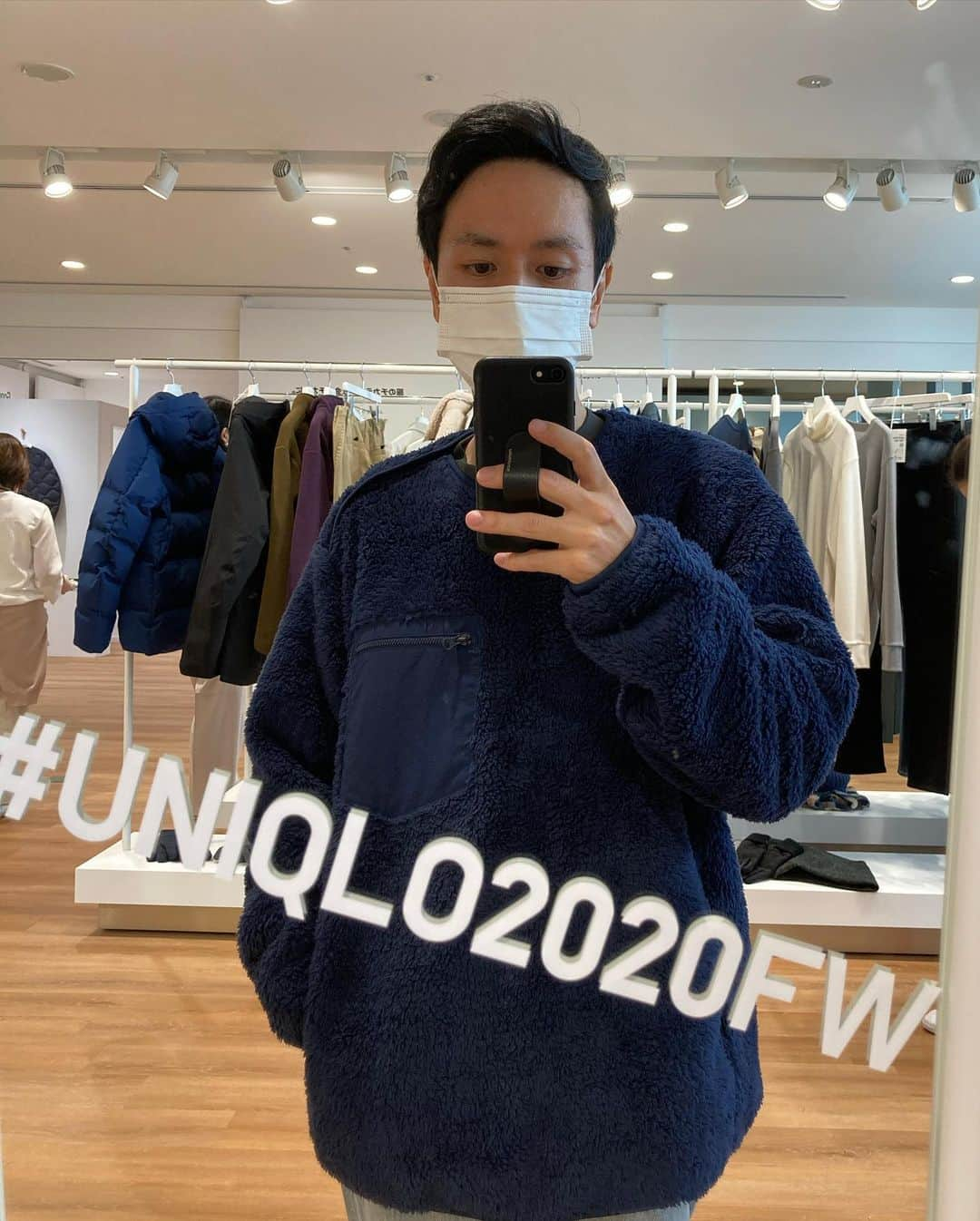 gd2dgさんのインスタグラム写真 - (gd2dgInstagram)「@uniqlo 2020 Fall&Winter コレクションの展示会に行ってきました✨ 色使いがとても豊富で入った瞬間、お菓子屋さんに来たかのようにワクワクしました☺️ メンズではブルー系のアイテムに目を奪われました✨ プルオーバータイプのボアフリースジャケットが1番のお気に入りです！ 肩に着脱しやすいようにボタンが付いているのも素晴らしい！ 着ているのがLサイズですが大きめでもすごく可愛いなと思います！ そしてなんとサイドポケットも付いているので文句無しです👍  シームレスダウンは、ホントこれ着てる？ってぐらい軽くて暖かいです！もう脳みそがパニックになるアイテムですねw ダウンは着てると厚みがあってゴツくなるのが嫌いなんですが、これはシームレスだから見た目すごく柔らかい印象ですよね！これは欲しいですね✨ 他のアイテムも機能性を求めつつ、おじさん臭くならないデザイン性を保たせているのでシンプルなんだけどカッコいいなってアイテムが多かったです☺️  #UNIQLO2020FW #unqlo #ユニクロ #UNIQLO #uniqlo2020fw  #ユニクロコーデ　#stylehint」7月15日 21時57分 - gd2dg