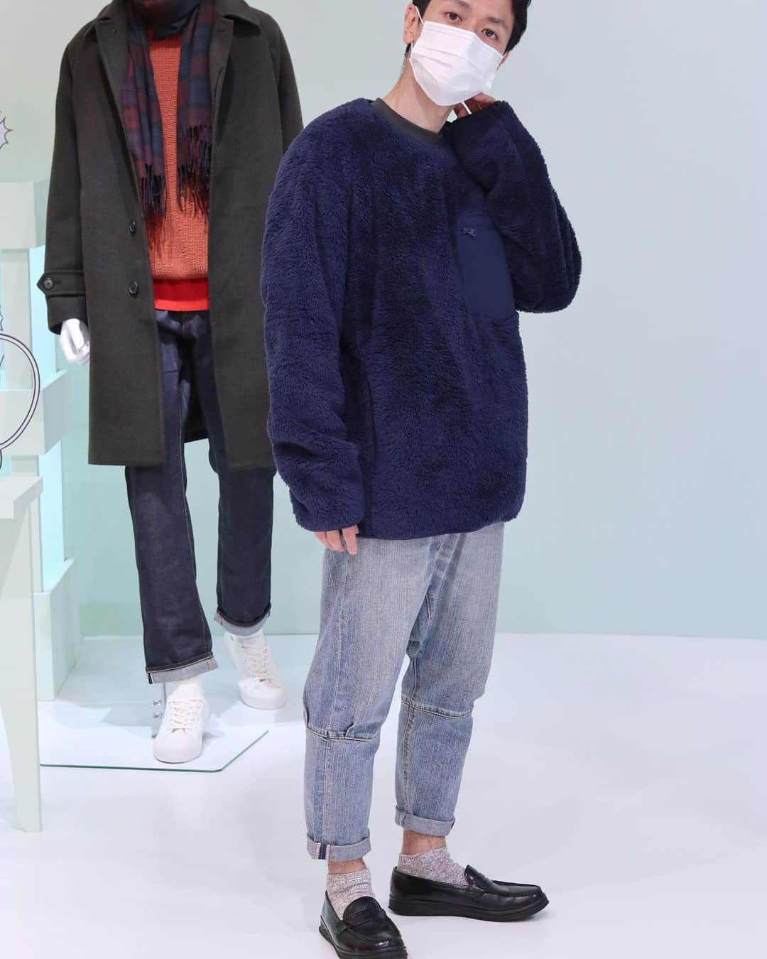 gd2dgのインスタグラム：「@uniqlo 2020 Fall&Winter コレクションの展示会に行ってきました✨ 色使いがとても豊富で入った瞬間、お菓子屋さんに来たかのようにワクワクしました☺️ メンズではブルー系のアイテムに目を奪われました✨ プルオーバータイプのボアフリースジャケットが1番のお気に入りです！ 肩に着脱しやすいようにボタンが付いているのも素晴らしい！ 着ているのがLサイズですが大きめでもすごく可愛いなと思います！ そしてなんとサイドポケットも付いているので文句無しです👍  シームレスダウンは、ホントこれ着てる？ってぐらい軽くて暖かいです！もう脳みそがパニックになるアイテムですねw ダウンは着てると厚みがあってゴツくなるのが嫌いなんですが、これはシームレスだから見た目すごく柔らかい印象ですよね！これは欲しいですね✨ 他のアイテムも機能性を求めつつ、おじさん臭くならないデザイン性を保たせているのでシンプルなんだけどカッコいいなってアイテムが多かったです☺️  #UNIQLO2020FW #unqlo #ユニクロ #UNIQLO #uniqlo2020fw  #ユニクロコーデ　#stylehint」