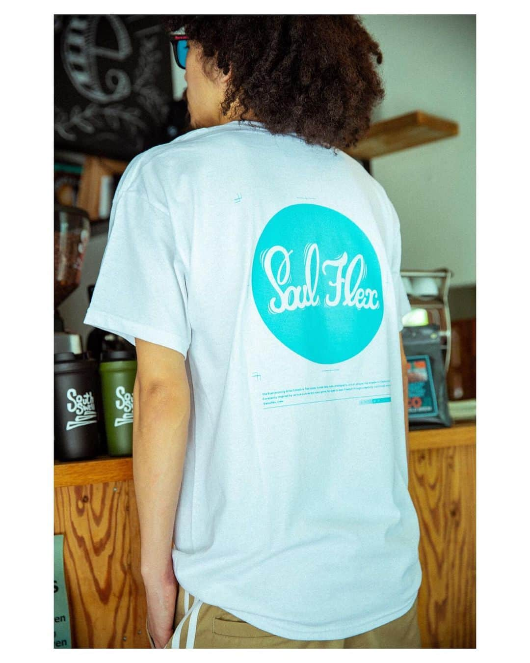 木村華子さんのインスタグラム写真 - (木村華子Instagram)「@soulflex_crew から新しいTシャツ出るんやけど、Tシャツもかわいいのはもちろんのこと、それを着ているけんちゃん @kent_from_soulflex もかわいいから見てほしい。 ・ 行きつけの @southswellcafe で撮らせてもらいました！多謝!! ・ ・ ・ #photography #photo #photooftheday #photographer #love #portrait #ig_portrait #canon #summer #tshirt #ootd #coordinate #fashion #Soulflex #ig_fashion #fashionista #fashiongram #tシャツ #tシャツコーデ #ファッション #夏服 #ポートレート #モデル #一眼レフ #写真 #撮影 #大阪 #カメラマン #フォトグラファー #木村華子」7月15日 21時57分 - hanako_kimura_days