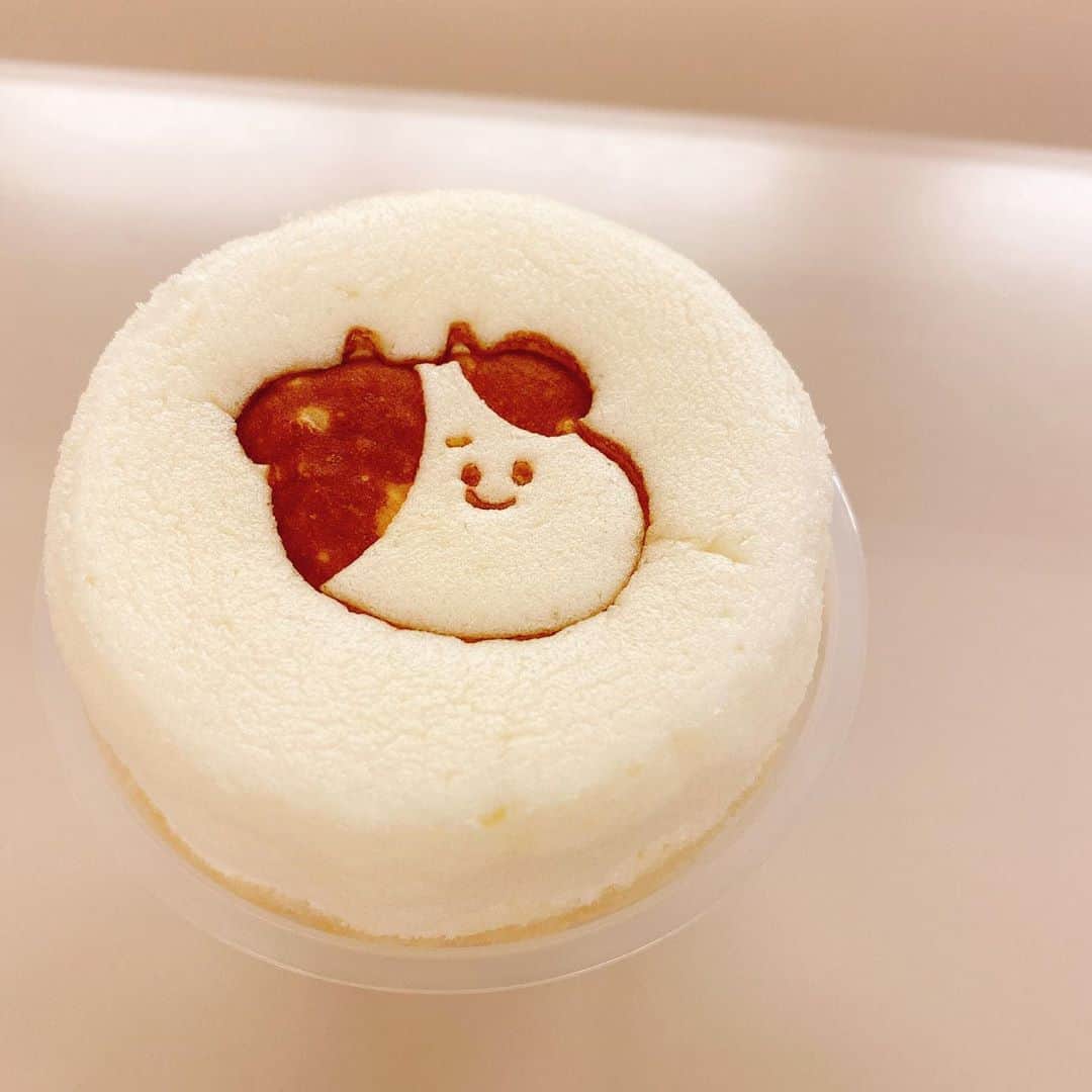 柴田平美さんのインスタグラム写真 - (柴田平美Instagram)「はぁ。 かわいい。  朝MORiでも紹介した スフレプリンシリーズの 新商品。  食べる牧場スフレプリン。  とにかく 見た目がかわいいです。笑  癒されます。  食べてみて〜  #スフレプリン #食べる牧場ミルク  #かわいい #スイーツ #アナウンサー」7月15日 21時50分 - narumi.shibata99