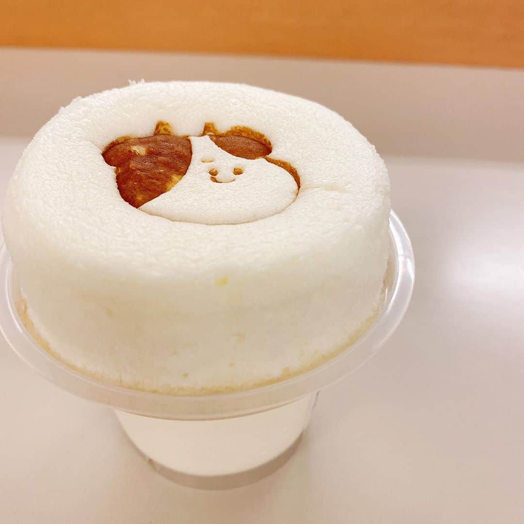 柴田平美さんのインスタグラム写真 - (柴田平美Instagram)「はぁ。 かわいい。  朝MORiでも紹介した スフレプリンシリーズの 新商品。  食べる牧場スフレプリン。  とにかく 見た目がかわいいです。笑  癒されます。  食べてみて〜  #スフレプリン #食べる牧場ミルク  #かわいい #スイーツ #アナウンサー」7月15日 21時50分 - narumi.shibata99