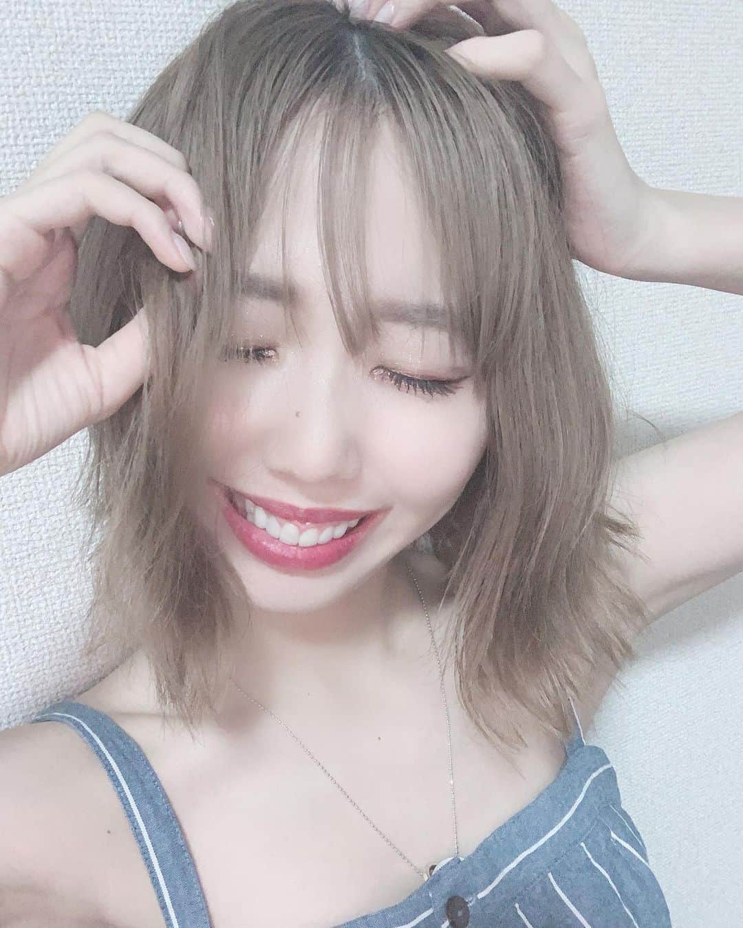桑名利瑠のインスタグラム：「. . . ぶわぁぁぁぁぁって草原走り回りたい！！！！🦋 みんな何してますか？♡ . . . #followｍe #followforfollowback #笑顔 #outfit #l4l #code #makeup #make #instafashion #selfie #selca #fashion #instagood #instalike #instapic #photooftheday #photo #ポートレート #summer #happy #ショートボブ #ハイトーン #도쿄 #美容 #鎖骨 #아이돌 #패션 #아티스트 #style #me」