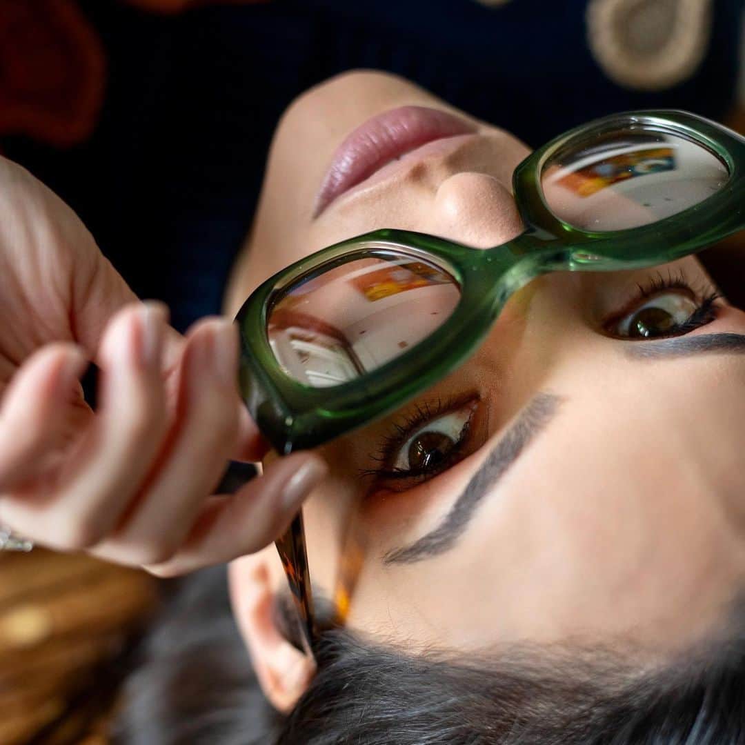カロリーネ・セリコさんのインスタグラム写真 - (カロリーネ・セリコInstagram)「Luz Verde passando por aqui...  Se você ainda não conhece os óculos que eu assinei para a @acbrazil, vou te contar que vendemos em menos de uma semana TODO o estoque, e agora estamos com a fábrica a todo o vapor! Isso para dizer que você não imagina a minha alegria que gostaram tanto! ❤️  As 3 cores, verde, preto e tartaruga, estão no site acbrazil.com/luz e 20% das vendas destinadas as crianças apoiadas pela FAH @fundacaoamorhorizontal!  #CaCelicoEstilo」7月15日 21時52分 - cacelico