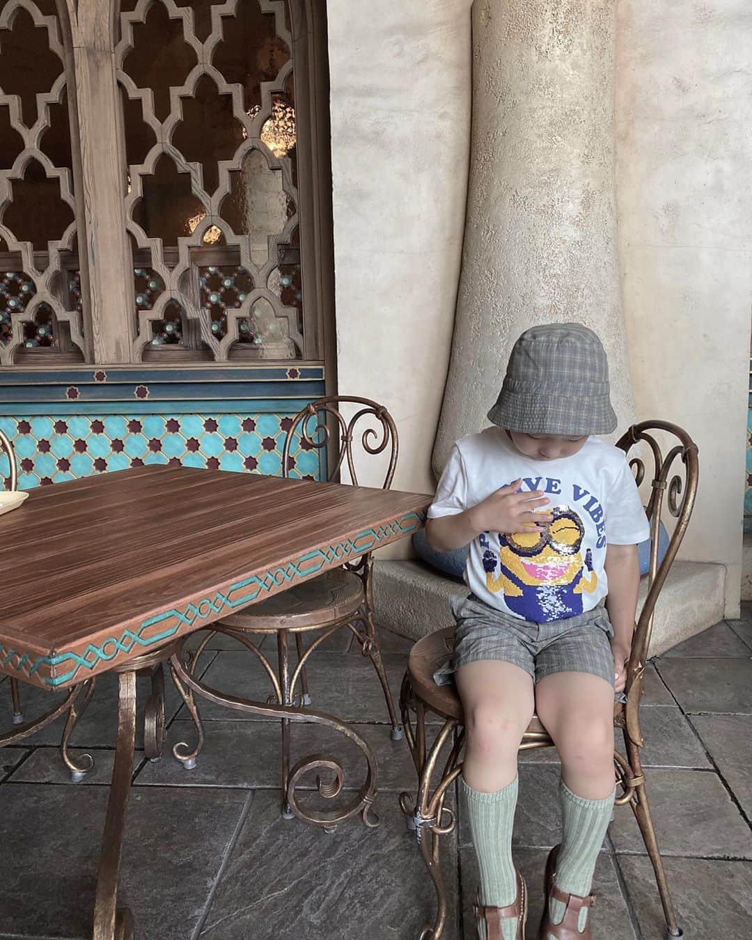 tiahy__のインスタグラム：「Must-have shirt. . . . ディズニーが大好きなtaiちゃんですが、 ミニオンズも大好きです. . . @hm_kids さんから発売されたばかりのミニオンズとのコラボT-shirt. . . スパンコールの向きを変えると、ミニオンの表情が変わるので、taiちゃんはこのお洋服を着ると、すごく嬉しそうにずっとお腹を触っています. . . いつも大きなぽっこりお腹を見ては癒されています. . . 7/31までの期間、ミニオンズグッズがもらえるキャンペーンもやっているそうなので、気になる方は「H&M ミニオン コンテスト」を検索してみてください. . . #HMxミニオンズ #HMキッズ #HMKids #ad #ミニオンズ #HMxme」
