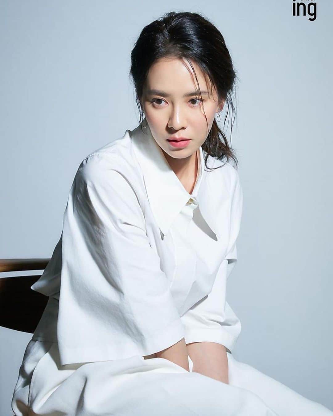 ソン・ジヒョのインスタグラム：「Esquire magazine photoshoot BTS. #songjihyo #송지효」