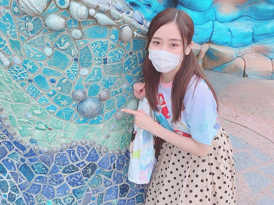 内木志のインスタグラム：「お姉ちゃんとこの間ディズニーシーに行ってきました！ ソーシャルディスタンスで並んでるときとか、ラインがあって色んなところに消毒液があって、人数制限のおかげで安心して遊べました😊 普段よりジェットコースターに乗れたのでこれからも人数制限がいいな🤣 #TDS #ディズニーシー」