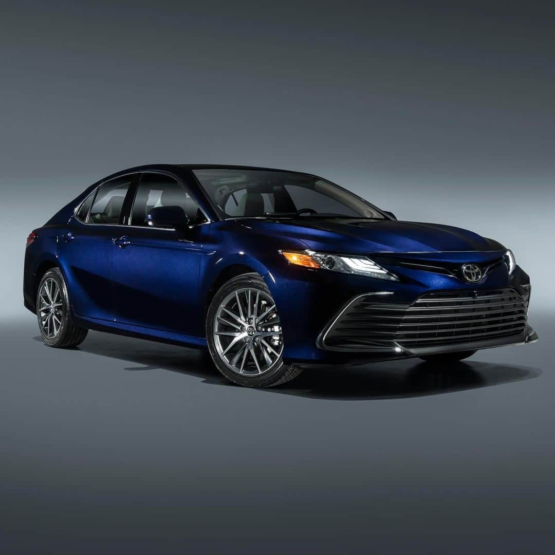 toyotausaさんのインスタグラム写真 - (toyotausaInstagram)「The 2021 #Camry XLE has a new look to lead with! A new front fascia shows a more defined lower intake area with redesigned 18-inch alloy wheels. #LetsGoPlaces」7月15日 21時59分 - toyotausa