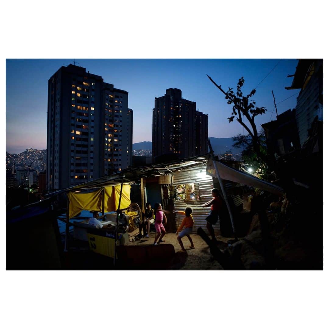 Magnum Photosさんのインスタグラム写真 - (Magnum PhotosInstagram)「From 2005 to 2007 @jonasbendiksen documented life in the slums of four different cities: Nairobi, Kenya; Mumbai, India; Jakarta, Indonesia; and Caracas, Venezuela. ⁠ .⁠ His lyrical images capture the diversity of personal histories and outlooks found in these dense neighborhoods he travelled to. See more at the link at bio.⁠ .⁠ PHOTO: New squatter settlements on a hillside. Caracas, Venezuela. 2007. ⁠ .⁠ © @jonasbendiksen/#MagnumPhotos」7月15日 22時01分 - magnumphotos