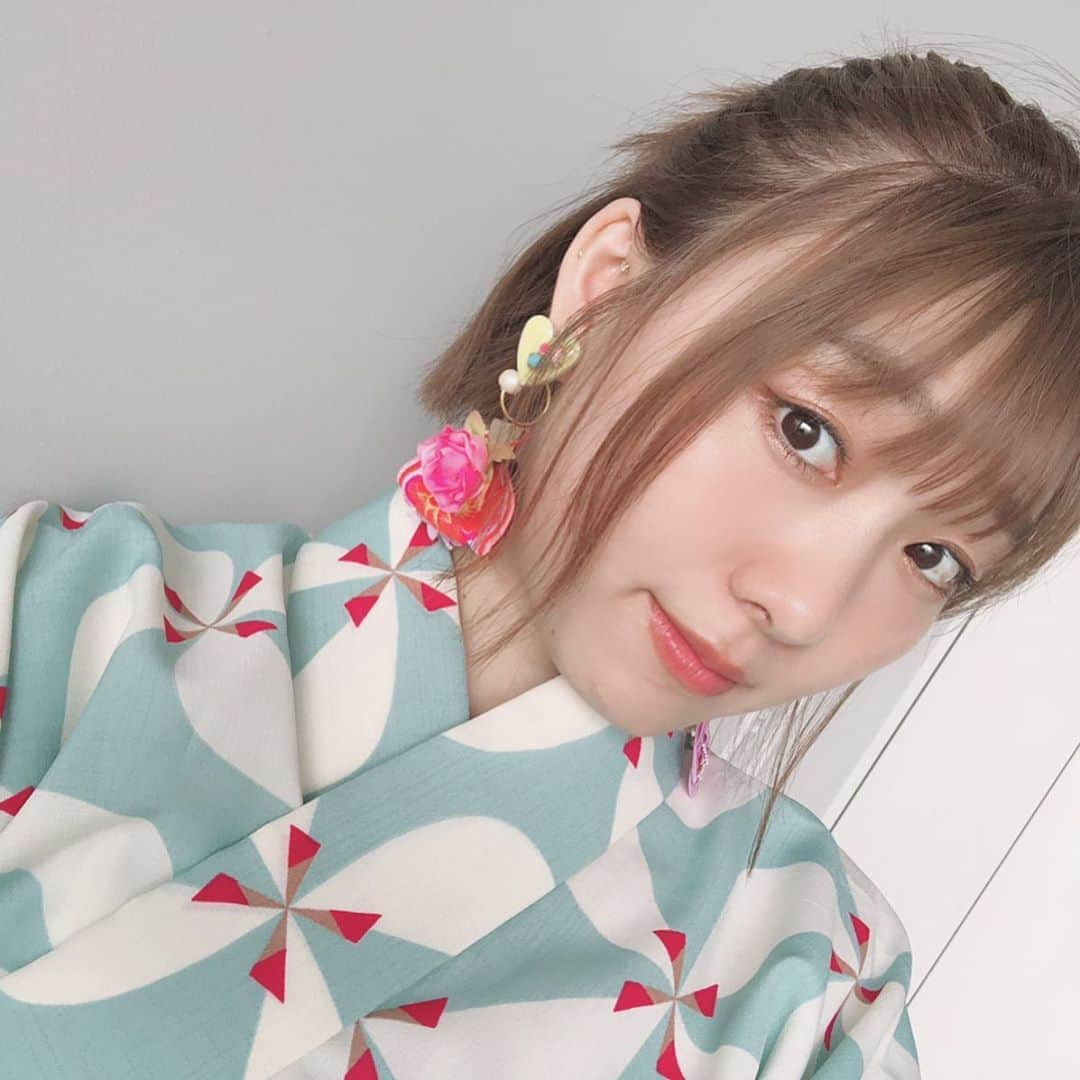 須田亜香里さんのインスタグラム写真 - (須田亜香里Instagram)「先日久々にファンの皆さんと顔を合わせることになって、何を着ようか考えた時、真っ先に思い浮かんだのが浴衣☺️ これは4年前に買ったんだけど、この柄と苺の帯の組み合わせが最高に好き🍓 そして、ピアスは絶対に浴衣で合わせたい！って決めていたもの。 @wakusei_chiho さんが私をイメージして作ってくださったのです🌼 #浴衣 #着付け #高校の授業で習った  #でも #うなじ #衣紋抜き  #いつも上手くいかない #笑」7月15日 22時07分 - akarisuda