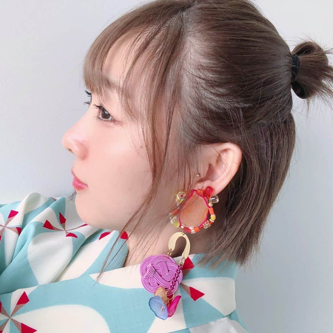 須田亜香里さんのインスタグラム写真 - (須田亜香里Instagram)「先日久々にファンの皆さんと顔を合わせることになって、何を着ようか考えた時、真っ先に思い浮かんだのが浴衣☺️ これは4年前に買ったんだけど、この柄と苺の帯の組み合わせが最高に好き🍓 そして、ピアスは絶対に浴衣で合わせたい！って決めていたもの。 @wakusei_chiho さんが私をイメージして作ってくださったのです🌼 #浴衣 #着付け #高校の授業で習った  #でも #うなじ #衣紋抜き  #いつも上手くいかない #笑」7月15日 22時07分 - akarisuda