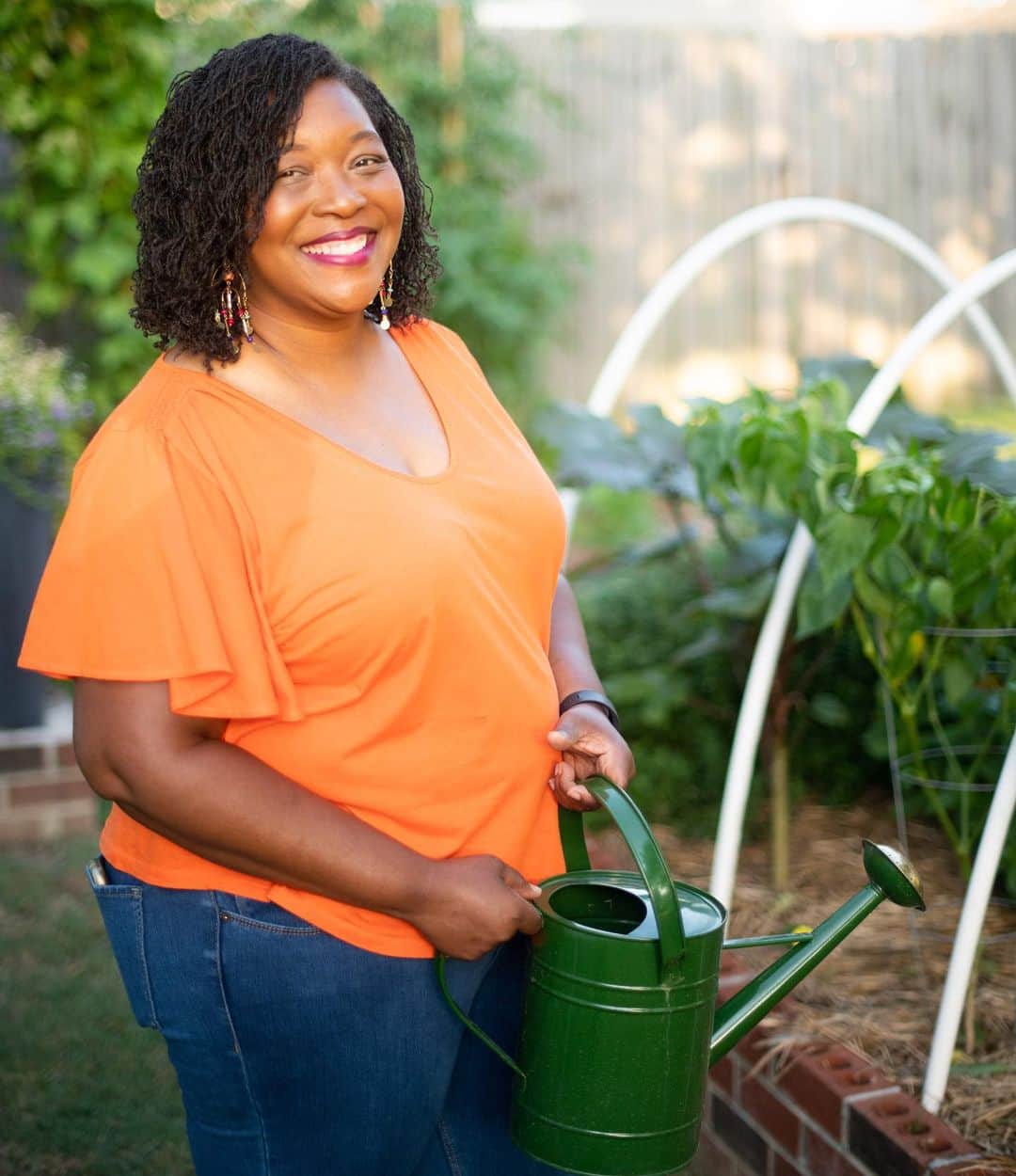 Grace Bonneyのインスタグラム：「Hi everybody!  My name is Tam and I’m coming to you from @taminthegarden where I spend my days talking about growing good food at home.  Welcome to another day of garden chat!   I’ve been gardening for over 12 years and it all started with a neighbor who urged me to plant flowers in my front yard.   At the time I started gardening, I was teleworking, and the workload kept me tethered to my desk all day and late into the night.  I realized that starting my day by tending my flowers was improving my mood and just like that, I was hooked!   These days I grow a variety of berries, vegetables, herbs and flowers in eight raised garden boxes and a few containers.  Here on Instagram, I share my daily gardening experiences to educate, encourage and inspire.   I’m delighted to share my kitchen garden with you and thank Grace and the Design Sponge team for having me.    Before we end the day, I’ll come back and share some other great gardening accounts.  For now, I hope you’ll hang out with me in stories and take a walk around my kitchen garden.  We’re going to have a marvelous time!     📸: @kimiejames」