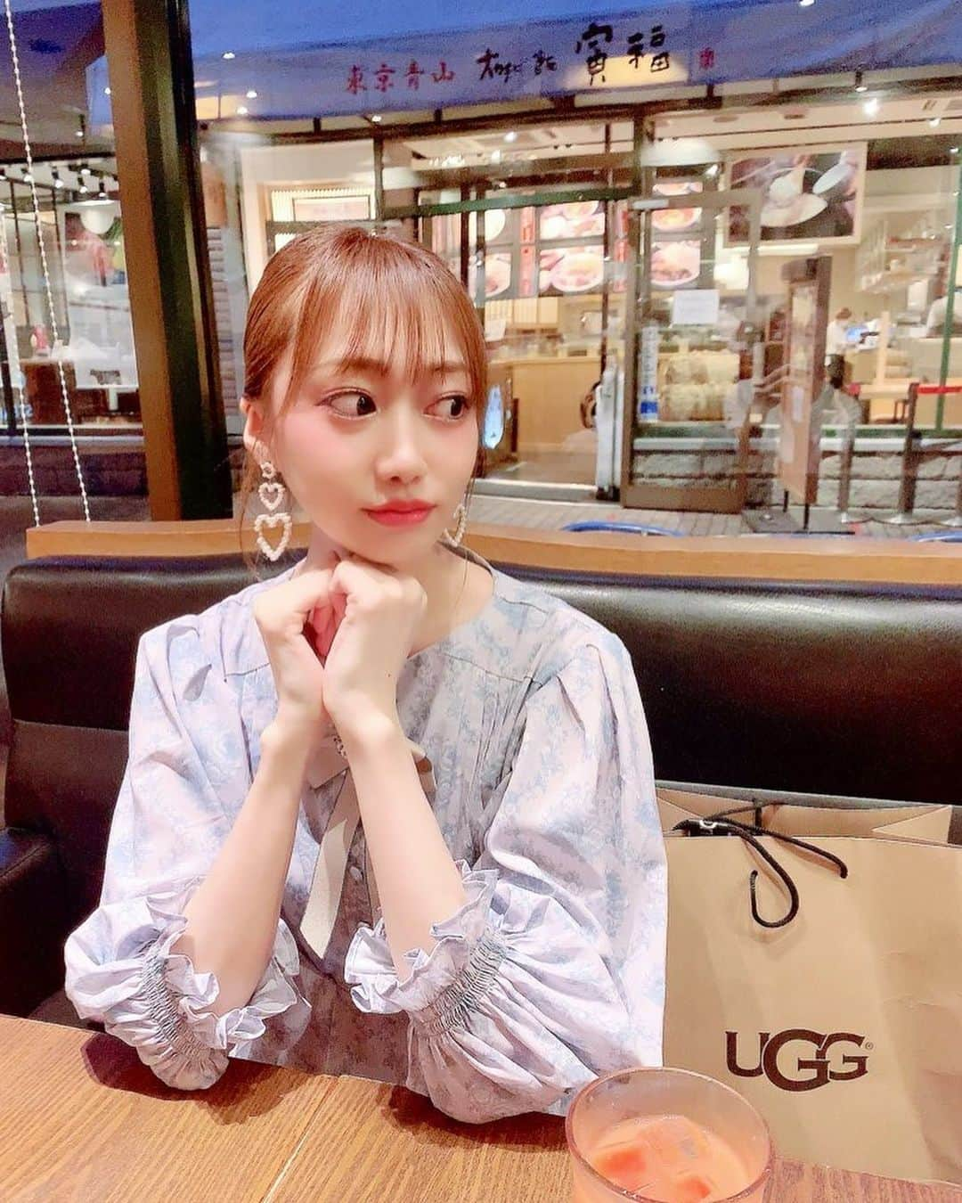 山根かずみさんのインスタグラム写真 - (山根かずみInstagram)「． ただのクレープ ネイル行かなきゃ キラキラの気分 派手なきぶん きらきらきらきらきらきら🦋 ． ． ． #カフェ #お買い物 #ママとデート #ugg #swarovski #スワロフスキー #アイフォンケース #スワロフスキーデコ #キラキラ #かわいい #kawaii #チャイボーグ #オルチャン #🦋」7月15日 22時04分 - hon_landid