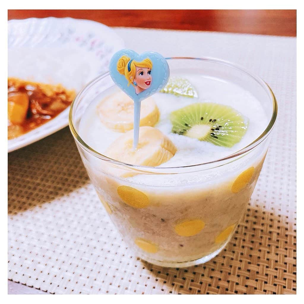 定平佳子さんのインスタグラム写真 - (定平佳子Instagram)「✨🍋 ラッシー 作った 🥛🥝🍌🍯  はちみつ & ヨーグルト & ミルク & フルーツ & レモン汁 を 加えて、簡単 キウイラッシー の 出来上がり 🤙🏽🌴  ジップロックへ入れて、潰し、凍らせ、混ぜるだけ。 お菓子代わりに、いいかもしれへん  自己満 シンデレラアイテム 付き 😍 かわ 百均 に、あった！ 、 、  #佳子飯  #キウイラッシー #フルーツ #ラッシー #デザート #fruitstagram #キウイフルーツ #お夕飯 #cookingram #簡単レシピ #クッキングラム  #カレー 🍛 #カレーライスの日  #シンデレラ #シンデレラグッズ #ディズニープリンセス  #一眼レフ初心者 #写真 #カメラ」7月15日 22時05分 - yoshiko_doll