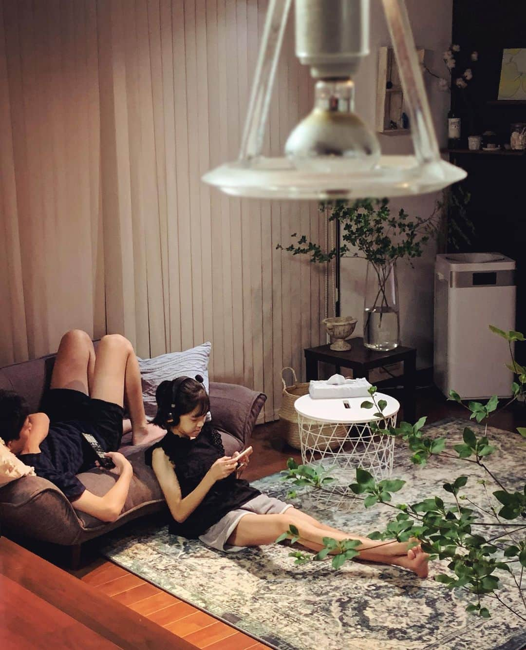 ree_mstorynさんのインスタグラム写真 - (ree_mstorynInstagram)「#livingroom  1時間前の兄妹 仲良く寄り添う おだやかな時間 束の間のね‪𐤔 ・ ・ #brotherandsister #brother #sister #family #リビング #リビングインテリア #リビングルーム #ドウダンツツジ #ドウダンツツジのある暮らし #hygge #ヒュッゲ #ヒュッゲな暮らし #ヒュッゲな時間 #ikea #イケア購入品 #イケア #vsco #vscam」7月15日 22時07分 - ree_mstoryn