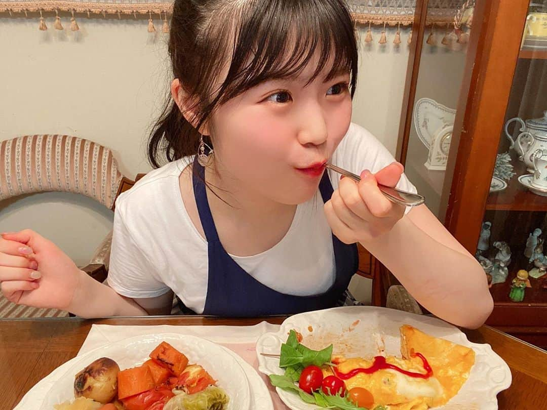 出口結菜さんのインスタグラム写真 - (出口結菜Instagram)「《🥘🥔🍅🧅🐟🧀🍳🥕》﻿ ﻿ 初の﻿ #たけだバーベキューのおうちでbbq に参加させて頂きました🤤♥️﻿ ﻿ ﻿ 🥘ポトフ（私だけ焼きポトフ、笑）﻿ 🐟さばグラタン﻿ 🥚オムライス﻿ ﻿ ﻿ ﻿ ポトフは野菜が水分全部吸い取っちゃって、、﻿ いい感じに（だいぶ）焦げちゃったけど、野菜にしっかり水分が染み込んでいてめっちゃ美味しかったぁ、❕❕﻿ ﻿ ﻿ さばグラタンは、ママがめっちゃハマっちゃっていつのまにか食べられちゃいました😠😠😠﻿ ﻿ ﻿ ﻿ オムライスは、﻿ 卵がふわふわでめっちゃ美味しい🤩💗﻿ 想像以上に簡単でハマりそう🥰﻿ ﻿ ﻿ ﻿ 作ったことないものばっかりで、レシピのバリエーションが増えて嬉しすぎる( ๓´╰╯`๓)♥﻿ ﻿ ﻿ ﻿ \また参加したい🤩/﻿ ﻿ ﻿ #難波自宅警備隊 #nmbとお家バーベ #おうち時間 #おうちごはん # #ポトフ #焦げた #🤭 #けど美味しい #🤩 #さば缶 #さばグラタン #オムライス #卵 #ふわふわ #美味しい #instagood #instalike #instagram #instafood #夜ご飯 #夜ご飯記録 #食べ物記録 #ごはん記録 #食べ物 #food #yummy #delicious #ラビ飯」7月15日 22時07分 - yui_laby0622