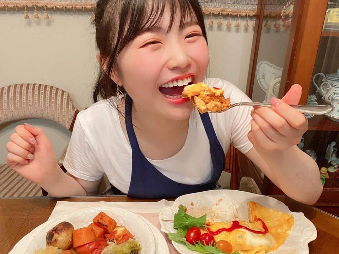 のインスタグラム：「《🥘🥔🍅🧅🐟🧀🍳🥕》﻿ ﻿ 初の﻿ #たけだバーベキューのおうちでbbq に参加させて頂きました🤤♥️﻿ ﻿ ﻿ 🥘ポトフ（私だけ焼きポトフ、笑）﻿ 🐟さばグラタン﻿ 🥚オムライス﻿ ﻿ ﻿ ﻿ ポトフは野菜が水分全部吸い取っちゃって、、﻿ いい感じに（だいぶ）焦げちゃったけど、野菜にしっかり水分が染み込んでいてめっちゃ美味しかったぁ、❕❕﻿ ﻿ ﻿ さばグラタンは、ママがめっちゃハマっちゃっていつのまにか食べられちゃいました😠😠😠﻿ ﻿ ﻿ ﻿ オムライスは、﻿ 卵がふわふわでめっちゃ美味しい🤩💗﻿ 想像以上に簡単でハマりそう🥰﻿ ﻿ ﻿ ﻿ 作ったことないものばっかりで、レシピのバリエーションが増えて嬉しすぎる( ๓´╰╯`๓)♥﻿ ﻿ ﻿ ﻿ \また参加したい🤩/﻿ ﻿ ﻿ #難波自宅警備隊 #nmbとお家バーベ #おうち時間 #おうちごはん # #ポトフ #焦げた #🤭 #けど美味しい #🤩 #さば缶 #さばグラタン #オムライス #卵 #ふわふわ #美味しい #instagood #instalike #instagram #instafood #夜ご飯 #夜ご飯記録 #食べ物記録 #ごはん記録 #食べ物 #food #yummy #delicious #ラビ飯」