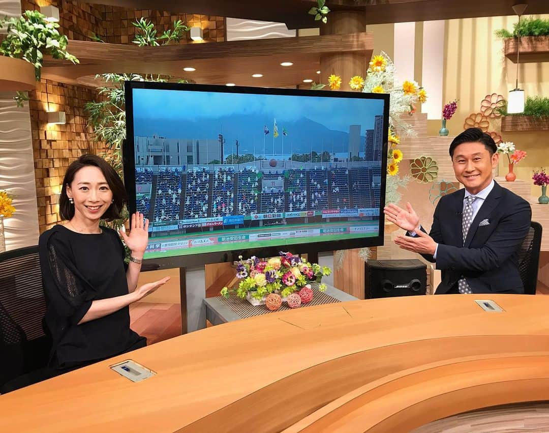 下山英哉さんのインスタグラム写真 - (下山英哉Instagram)「ニューズナウを担当  このあとすぐ始まる J3リーグ生中継へ バトンを繋ぎました  鹿児島ユナイテッドFCと ガイナーレ鳥取の対戦という 私にとっては最高のカード  コロナ禍でスタジアムへは いけませんでしたが オフィスでじっくり観戦❗️  日本海テレビの福谷アナから レクチャーを受けていたので 両チームの特徴に注目しながら とても興味深く観戦できました  #ニューズナウ #MBCニューズナウ #ニュース #鹿児島ユナイテッドFC #ガイナーレ鳥取 #実況中継 #バトンパス #mbctv #mbc1ch #news #末永安佳梨 アナ #おもしろい #昨日は親友の誕生日の前日だったらしい #福谷貞夫　アナ #熱血男 #日本海テレビ  #下山英哉 #アナウンサー #announcer  #kagoshima」7月15日 22時08分 - shimoyama.hideya