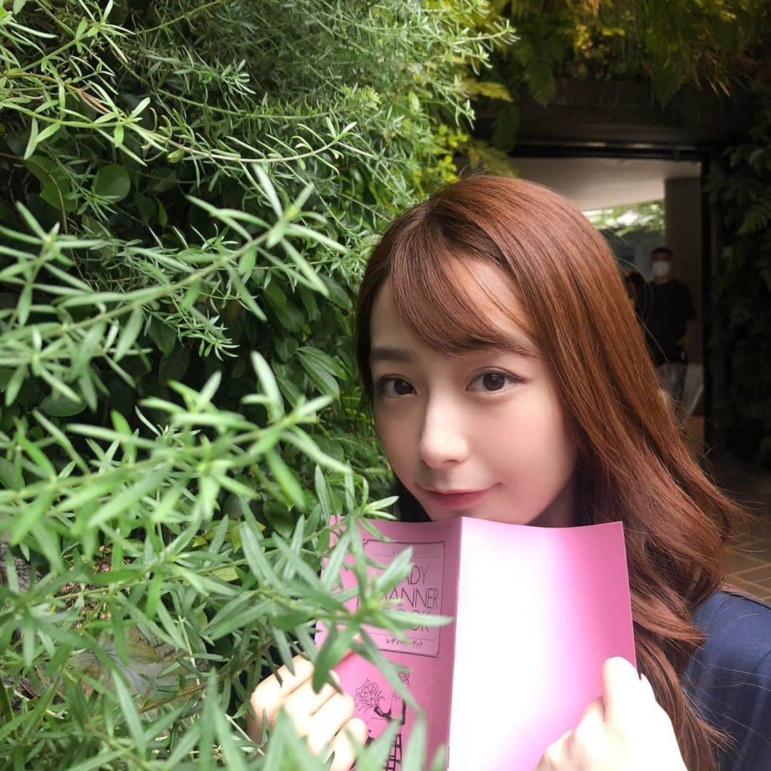 美人百花さんのインスタグラム写真 - (美人百花Instagram)「大好評発売中の８月号についている別冊付録「レディマナーブック」。 先日、撮影でお会いした宇垣さんもメイク中や撮影の移動中に読んでくれていたご様子💕﻿ 「内容が盛り沢山でまだ全部読み込めてないのですが……中身がとても濃いですね！　とくに冠婚葬祭ページは意外に知らなかったことがあるなあと。大人としての立ち居振る舞いが求められる時に知っておきたい情報が沢山載っていました。熟読しなきゃ！」と嬉しいコメントをいただきました🤓✨﻿ ﻿ 💐いつまでも手元に置いて欲しい永久保存版のこちらの別冊。私はバッグの中に入れて出勤中に読んでます📕﻿ 読み応えたっぷりな大充実の本誌8月号と合わせてじっくり楽しんで下さいね♡編集H﻿ ﻿ #レディマナーブック #マナー #マナー本 #マナー西出ひろ子 さん #宇垣美里　さん #美人百花﻿」7月15日 22時09分 - bijinhyakka