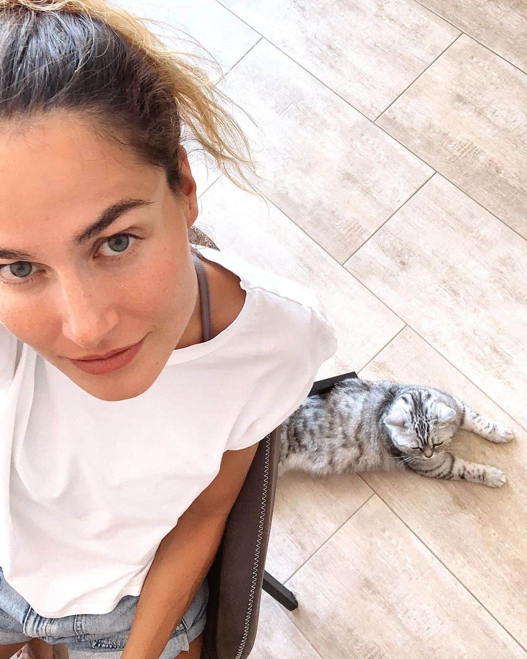 ズザンナ・ヤカボスのインスタグラム：「wednesday afternoon 🐈+🎨」
