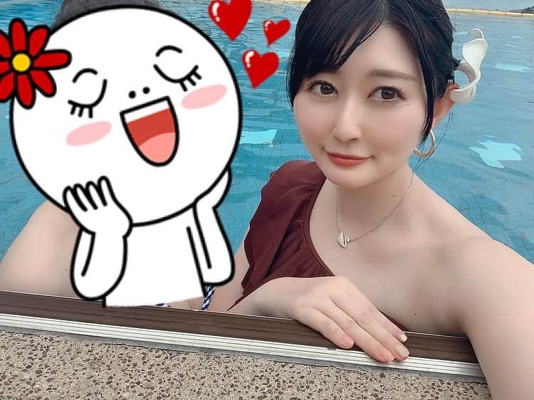 坂口莉果子のインスタグラム：「今年初プールでした🏊‍♀️ ホテル内のビーチ本当に綺麗だった🏖 ・ ・ ・ ・ #japan  #taketomiisland  #ishigakiisland  #beautiful  #beach  #summer  #trip  #tripgram  #okinawa  #nature  #pool  #過去pic  #カメラ女子  #日本 #沖縄 #沖縄好き  #はいむるぶし  #小浜島  #竹富島  #石垣島 #夏 #海  #プール  #ビーチ #自然  #旅行  #旅  #旅行好きな人と繋がりたい #2020 #水着」